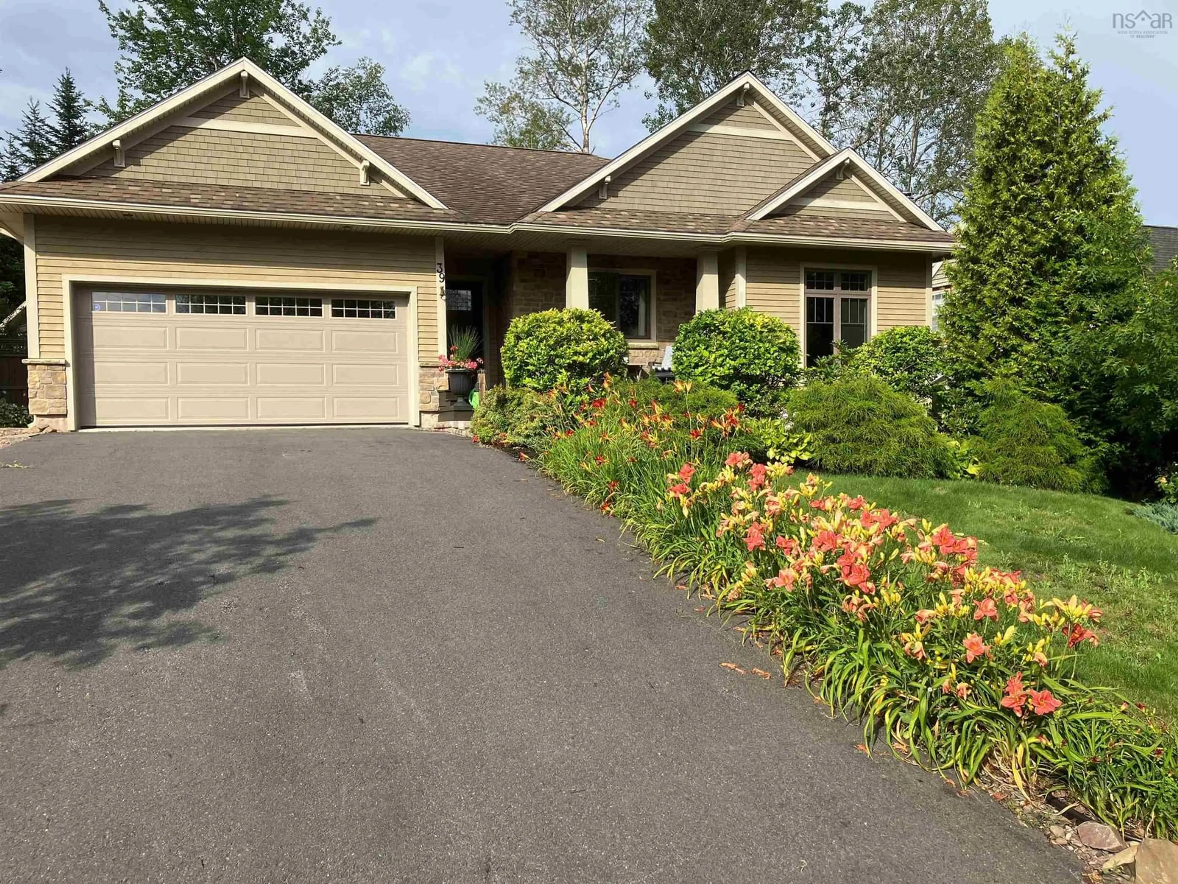 Home with vinyl exterior material, street for 39 Dalhousie Ave Kentville, Kentville Nova Scotia B4N 5E5