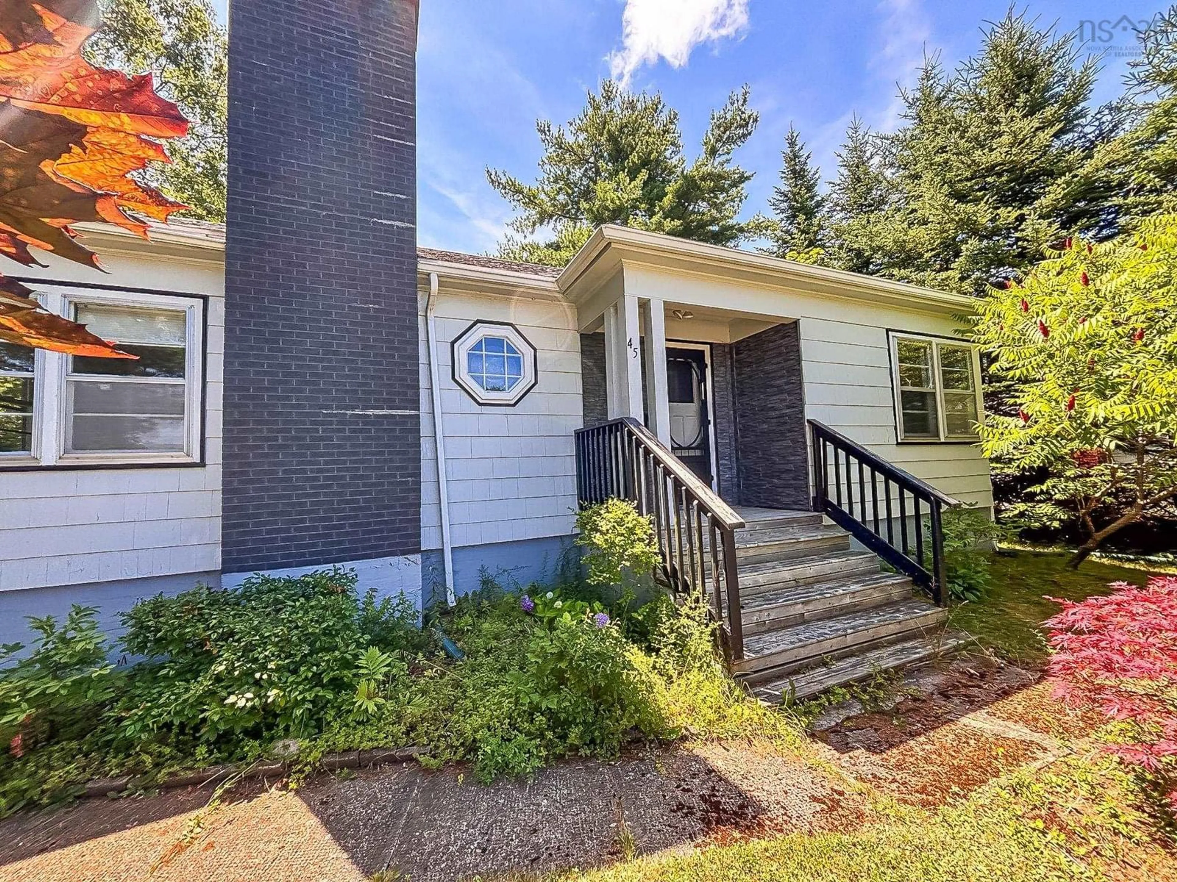 Home with vinyl exterior material, street for 45 Hillcrest St, Bridgewater Nova Scotia B4V 1T1