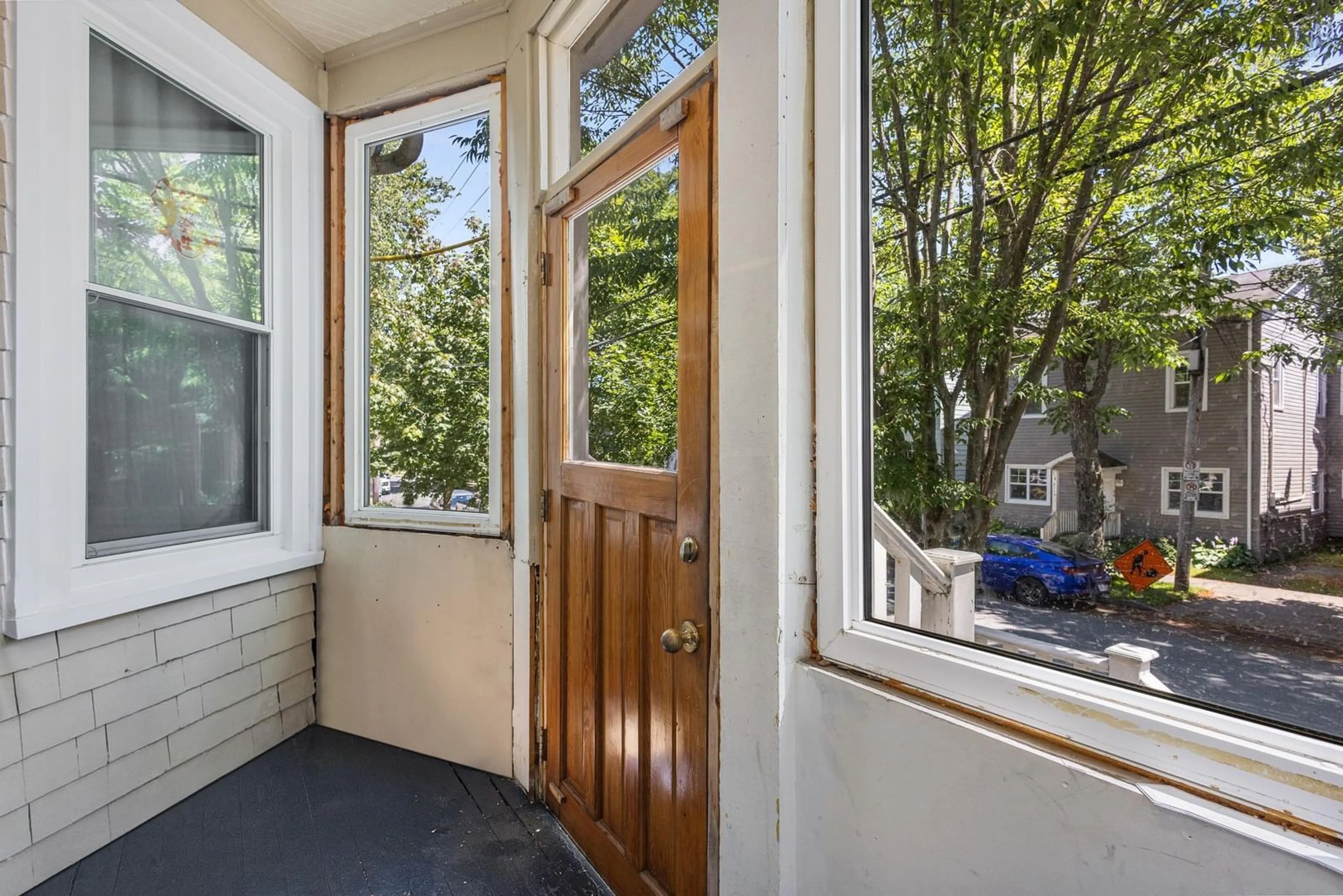 Indoor entryway for 6147 Pepperell St, Halifax Nova Scotia B3H 2X6