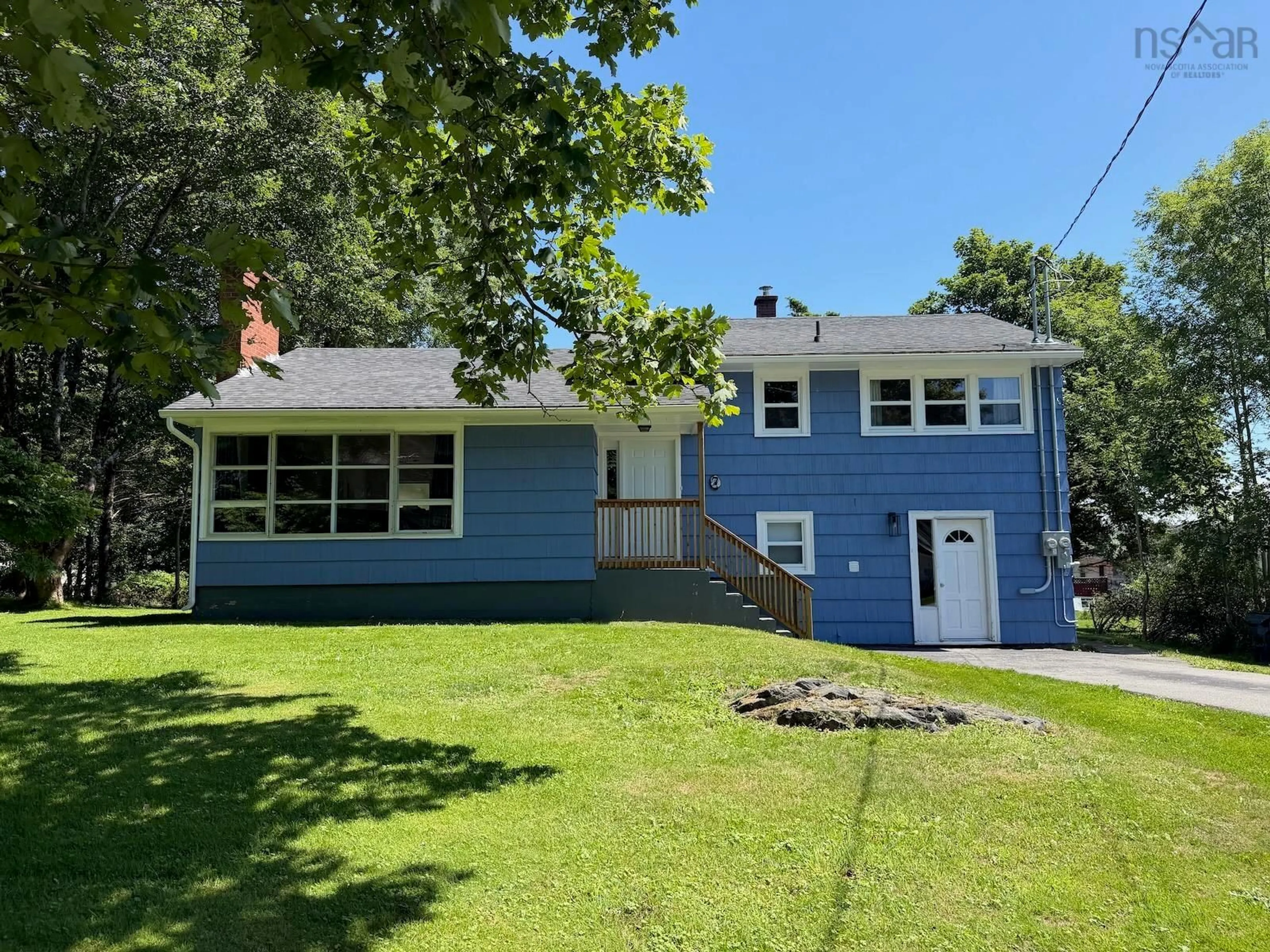 Home with vinyl exterior material, street for 7 Highland Ave, Yarmouth Nova Scotia B5A 2A3