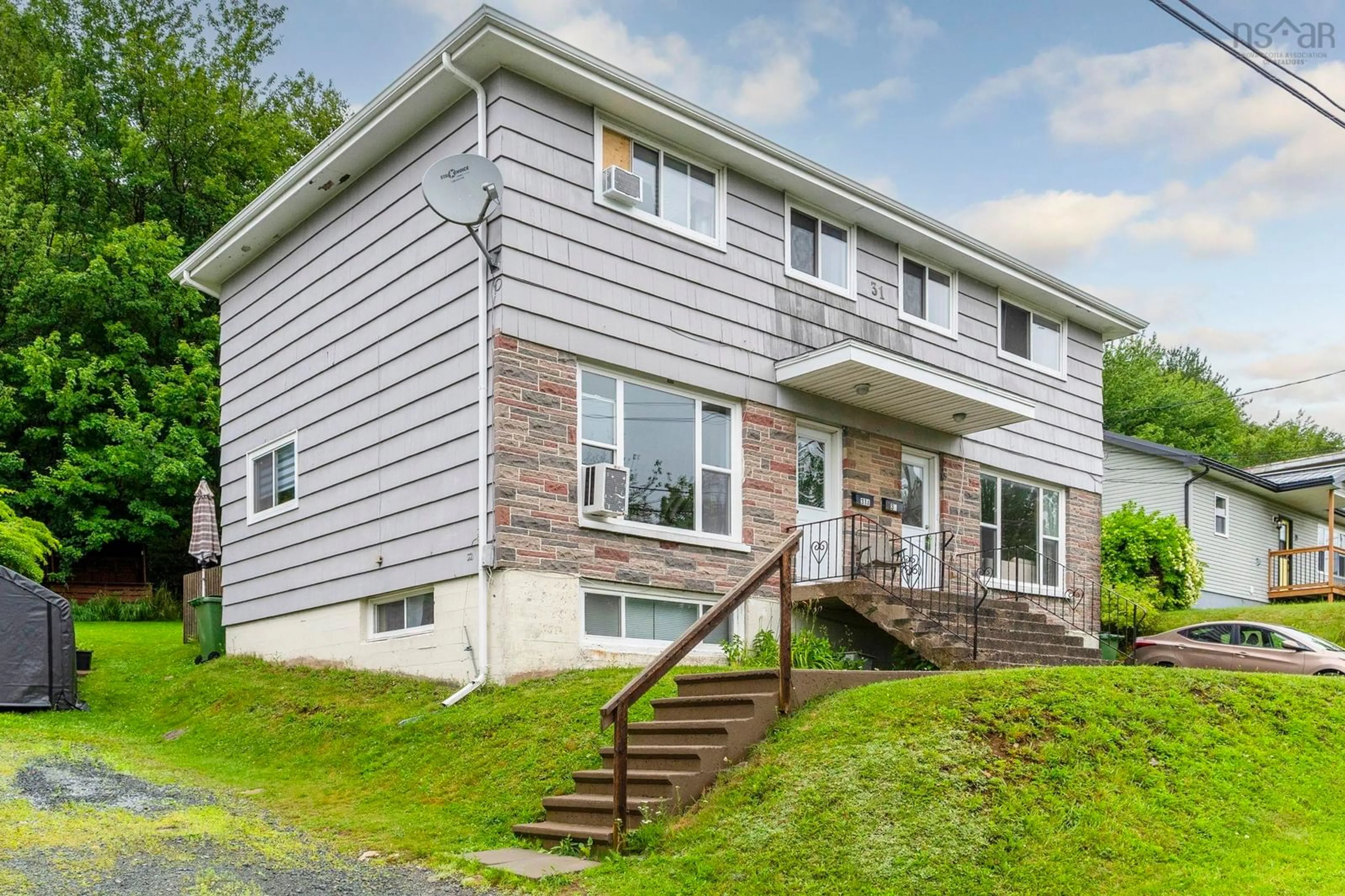 Home with vinyl exterior material, unknown for 31 and 31A Mountain Ave, Dartmouth Nova Scotia B2Z 1E9