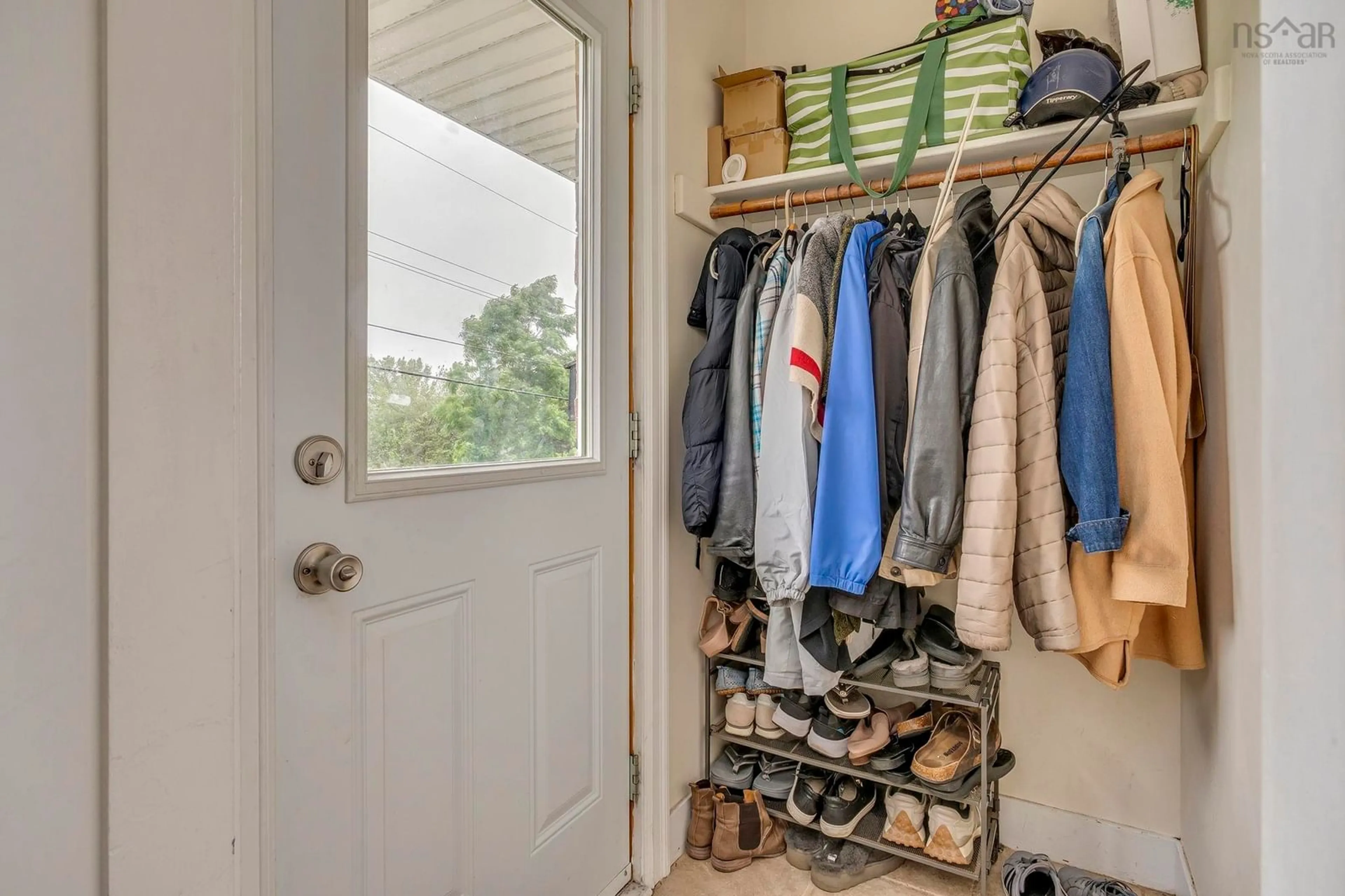Indoor entryway for 31 and 31A Mountain Ave, Dartmouth Nova Scotia B2Z 1E9