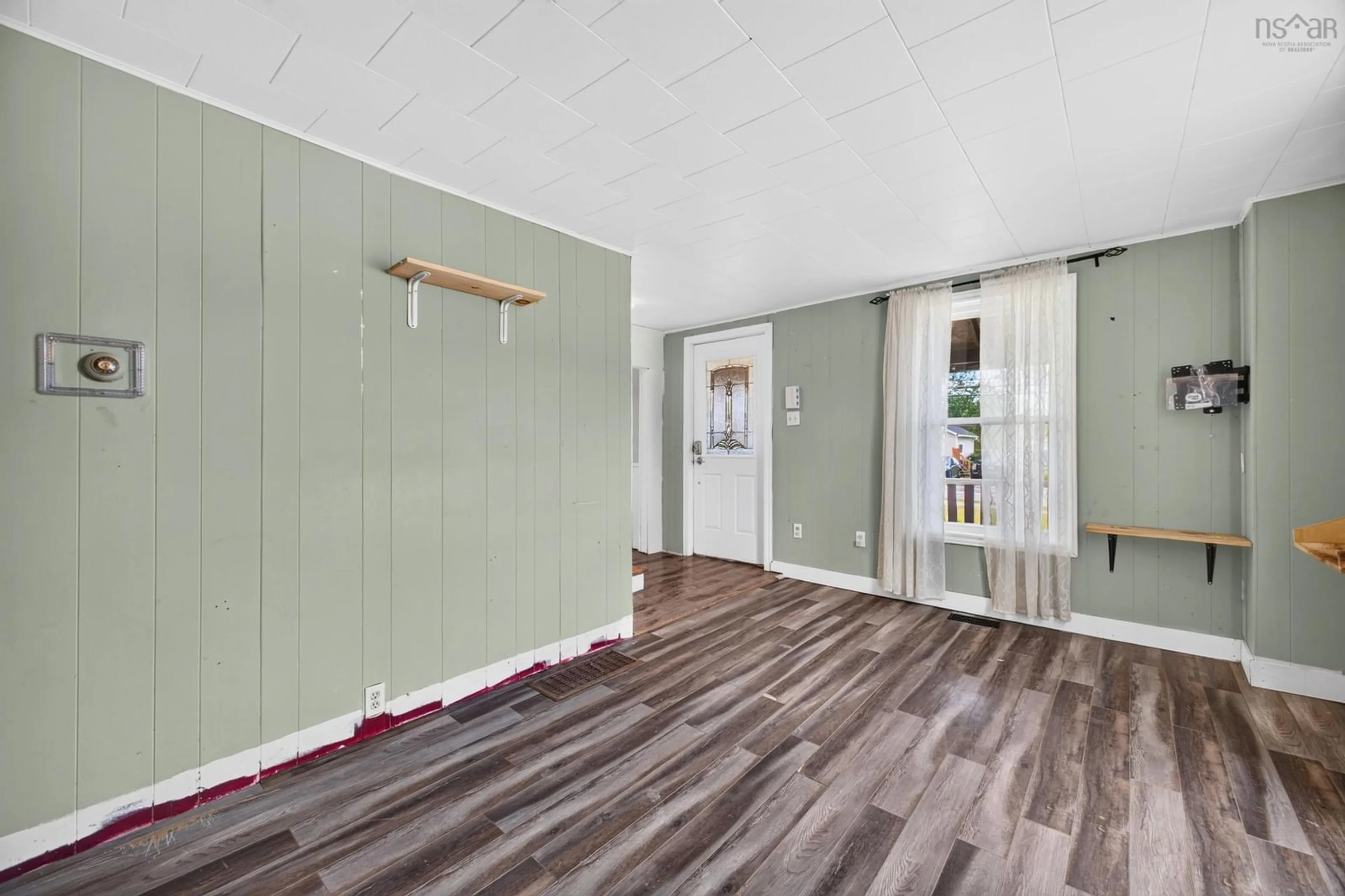 Indoor entryway for 2149 Cowan St, Westville Nova Scotia B0K 2A0