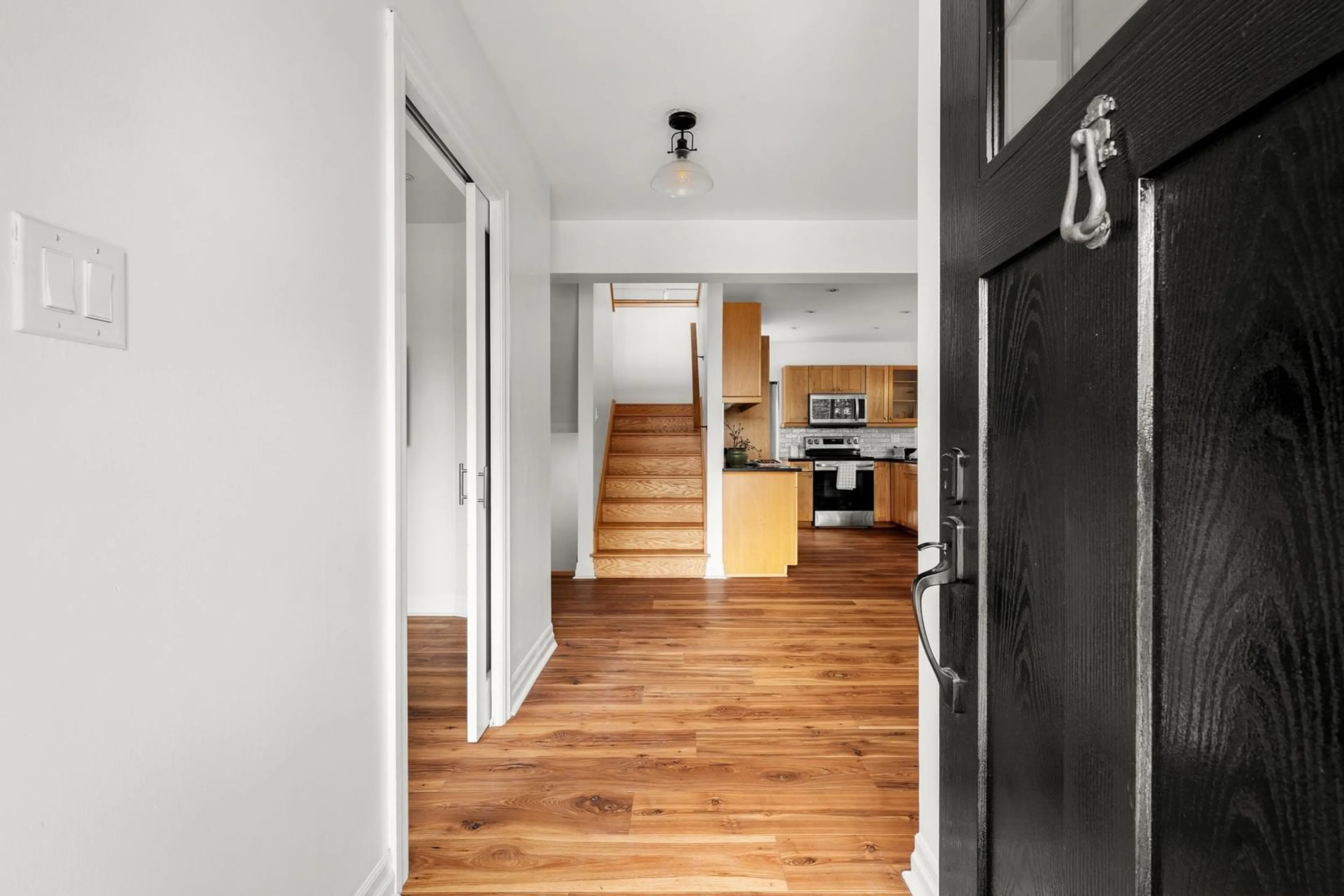 Indoor entryway for 6705 Quinpool Rd, Halifax Nova Scotia B3L 1C1
