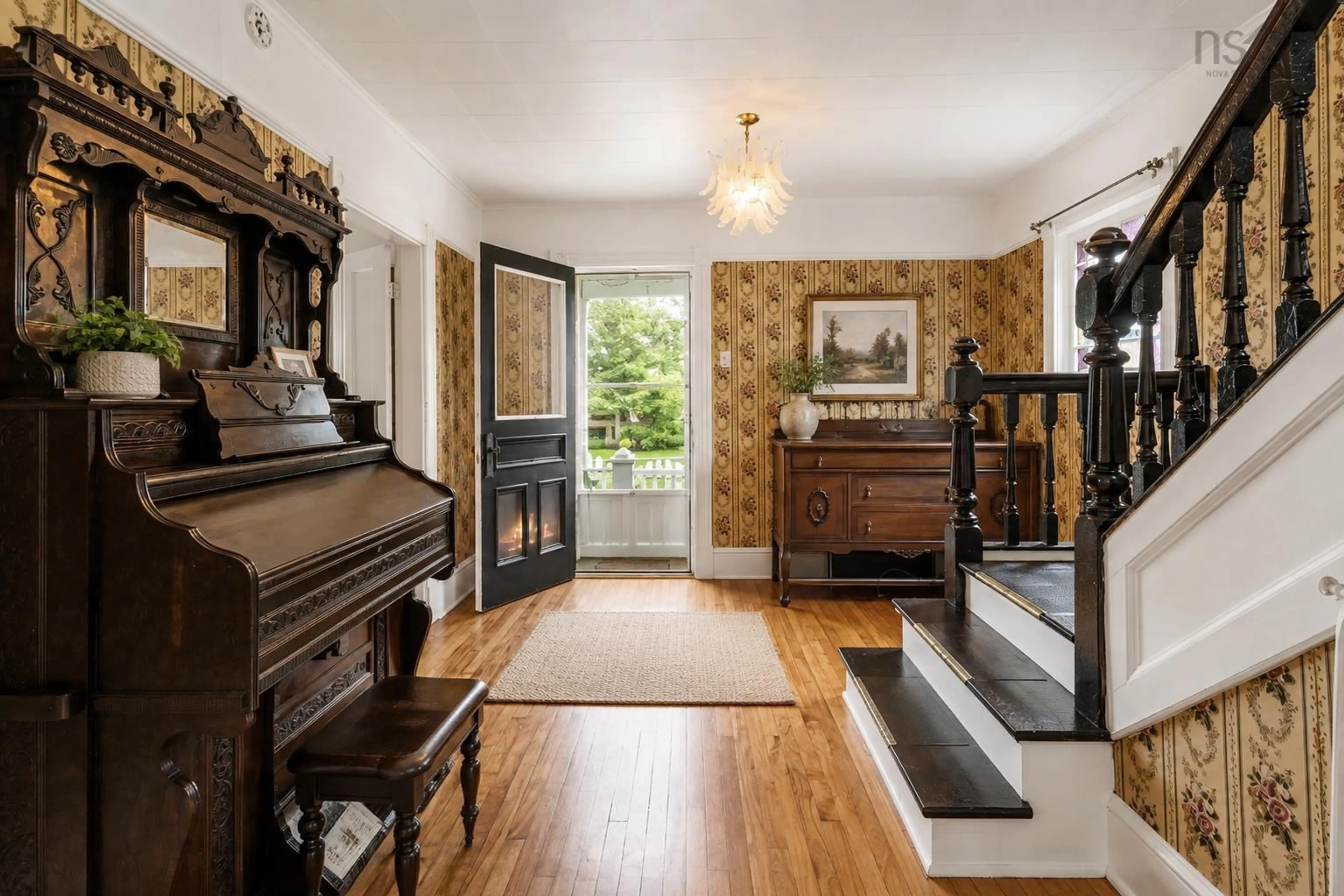 Indoor foyer for 50 High St, North Sydney Nova Scotia B2A 2A4