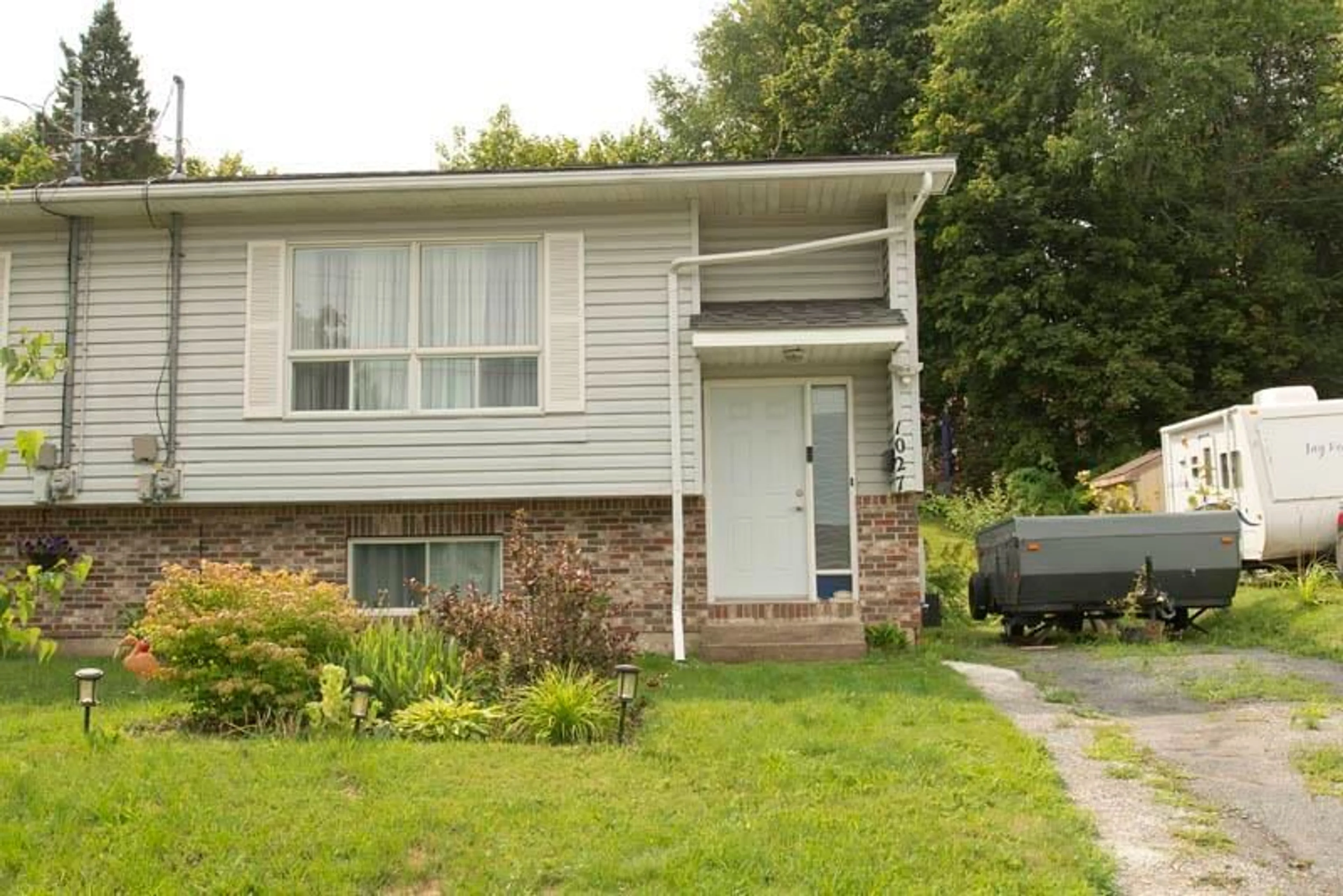 Home with vinyl exterior material, street for 1027 Marie Crescent, Kentville Nova Scotia B4N 4K4