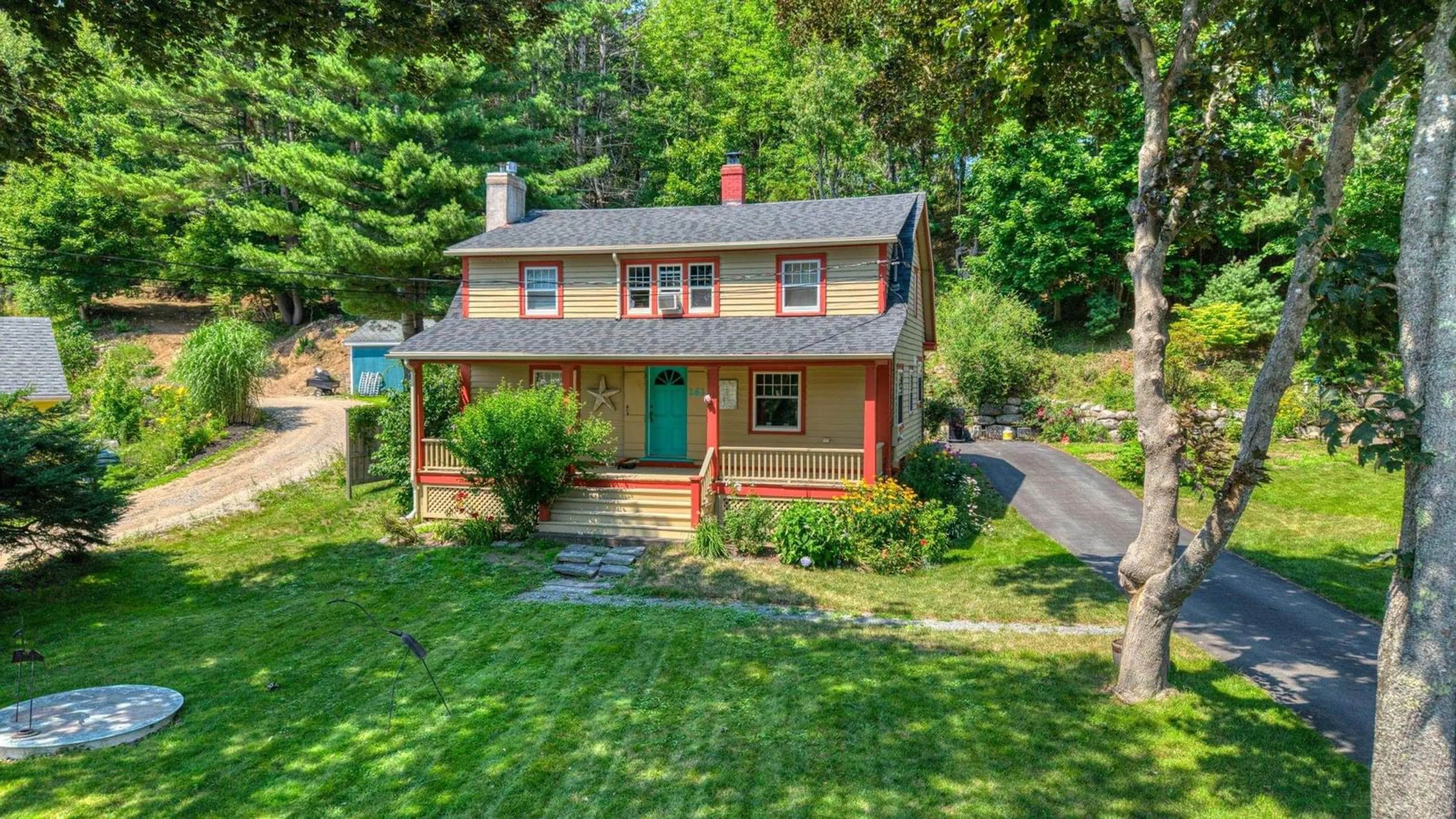 A pic from outside/outdoor area/front of a property/back of a property/a pic from drone, street for 261 Edgewater St, Mahone Bay Nova Scotia B0J 2E0