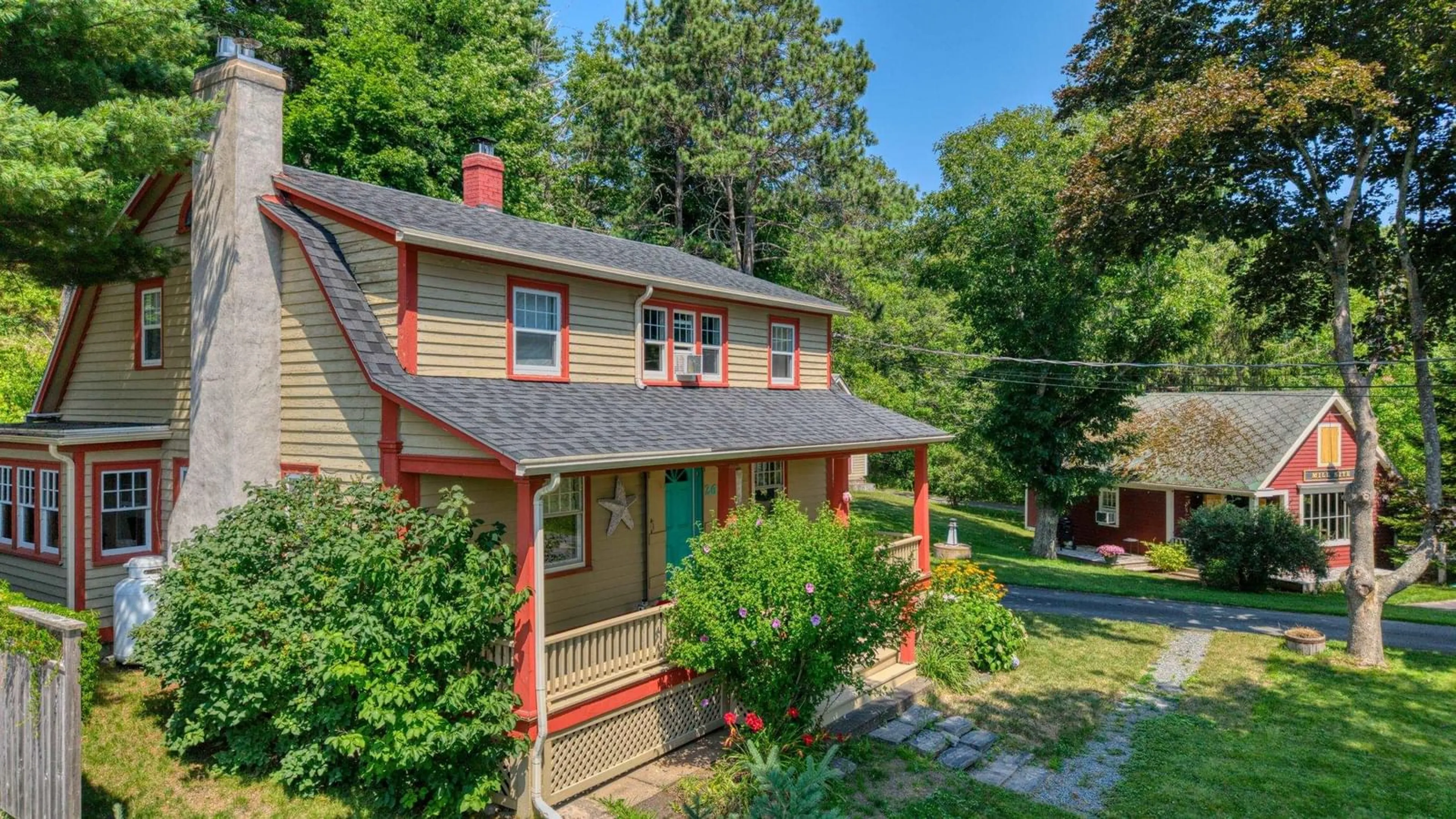 A pic from outside/outdoor area/front of a property/back of a property/a pic from drone, street for 261 Edgewater St, Mahone Bay Nova Scotia B0J 2E0