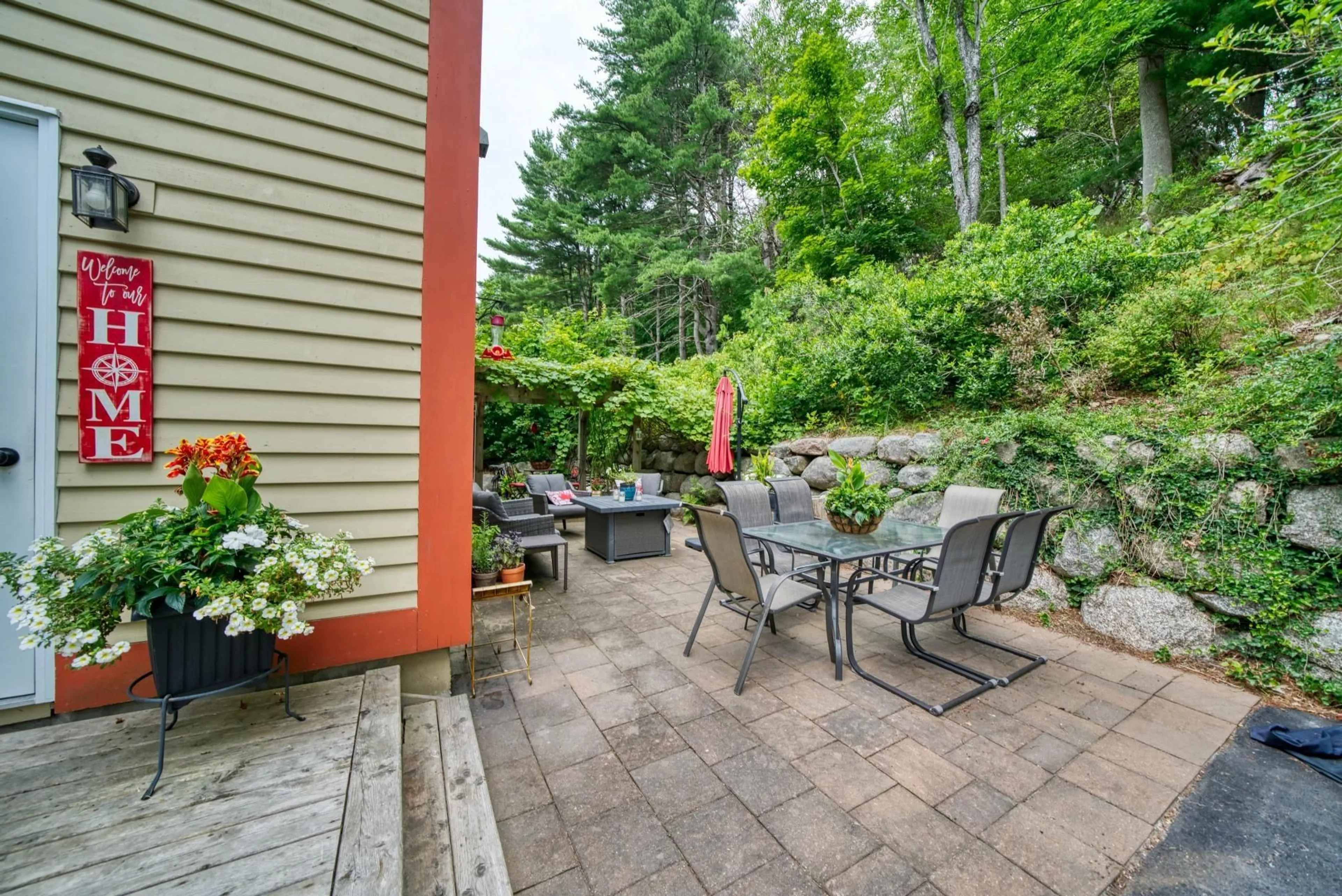 Patio, street for 261 Edgewater St, Mahone Bay Nova Scotia B0J 2E0