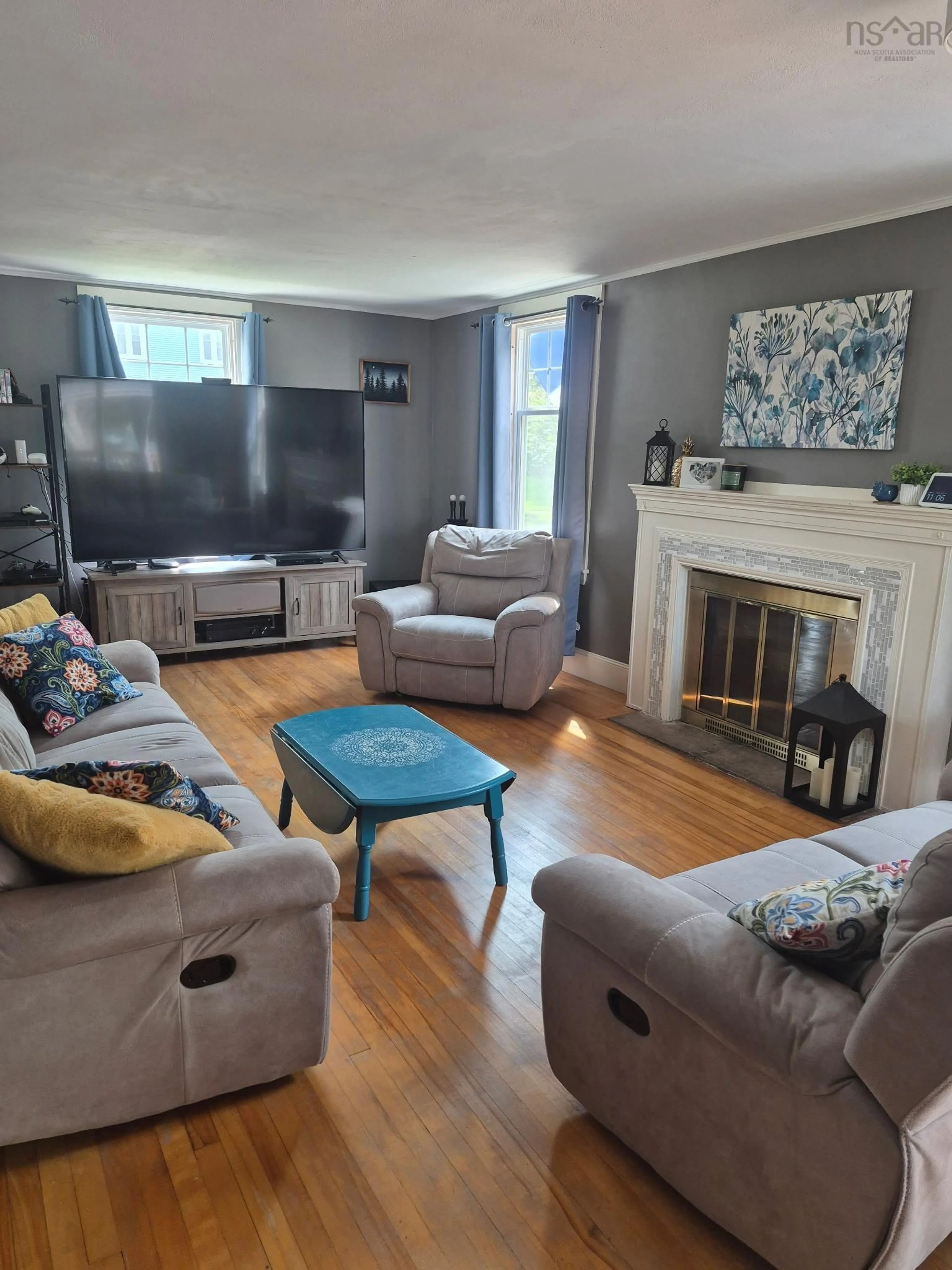 Living room with furniture, wood/laminate floor for 58 William St, Yarmouth Nova Scotia B5A 1Y5