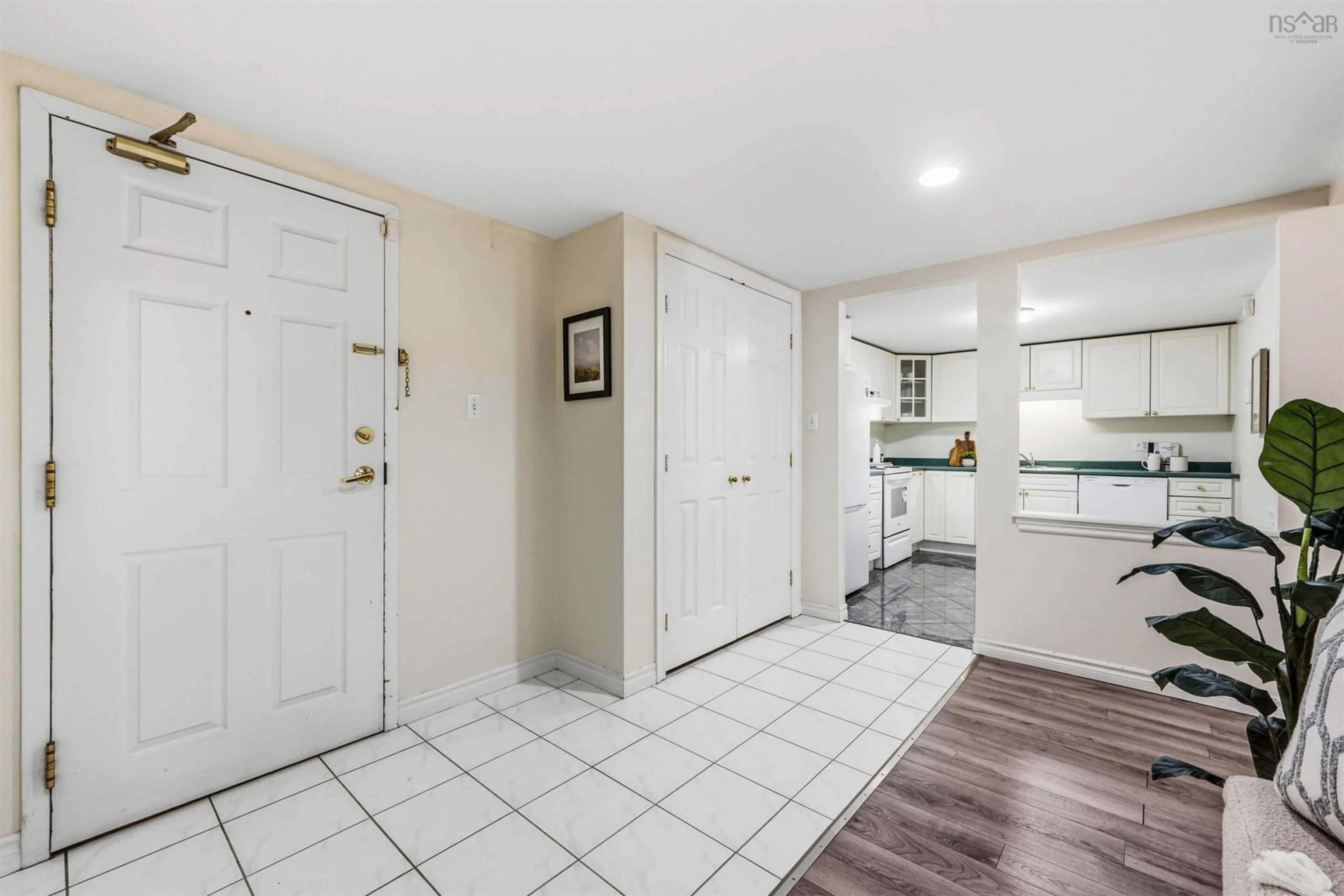 Indoor entryway for 1041 Wellington St #210, Halifax Nova Scotia B3H 4P5