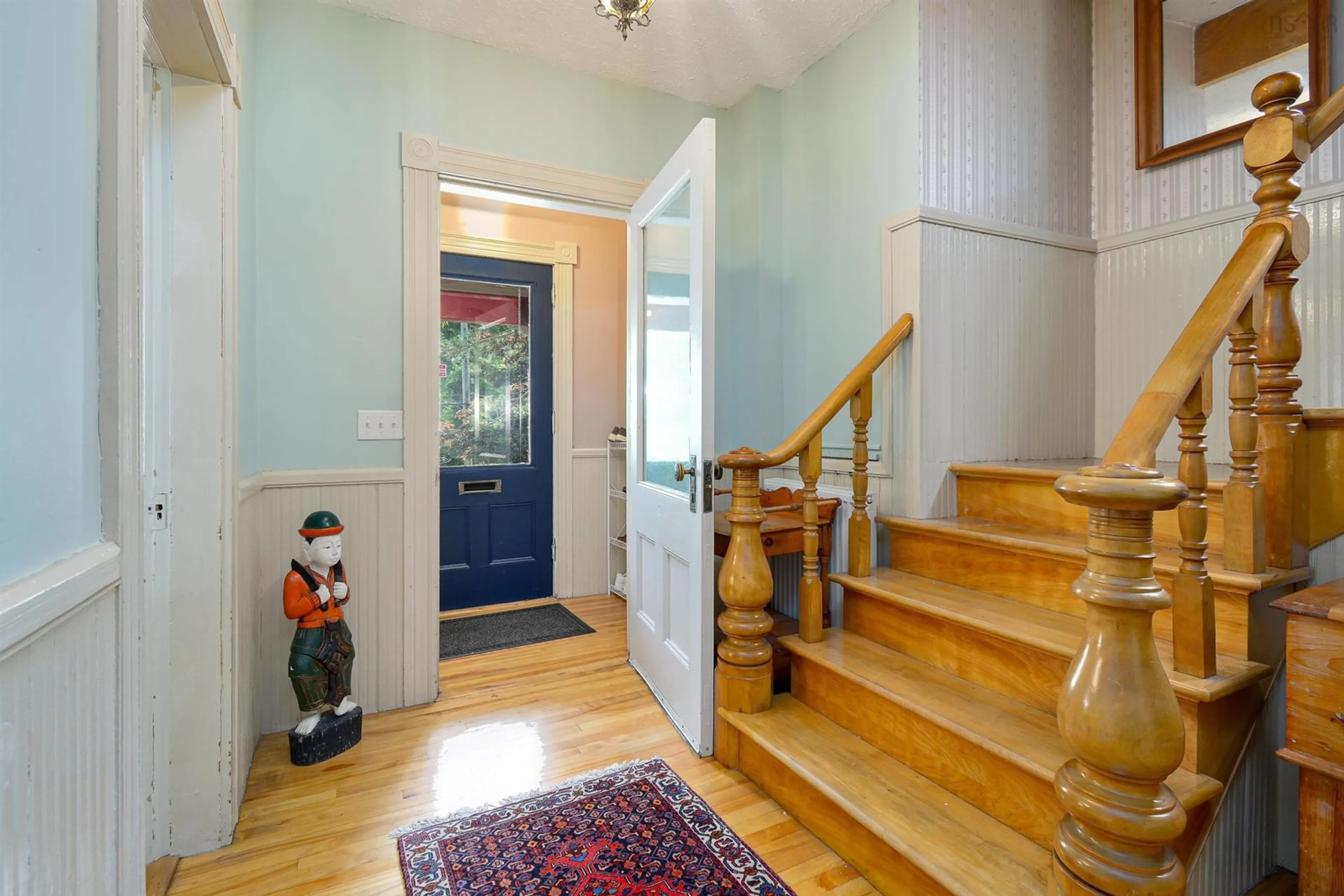 Indoor entryway for 57 King St, North Sydney Nova Scotia B2A 2T2