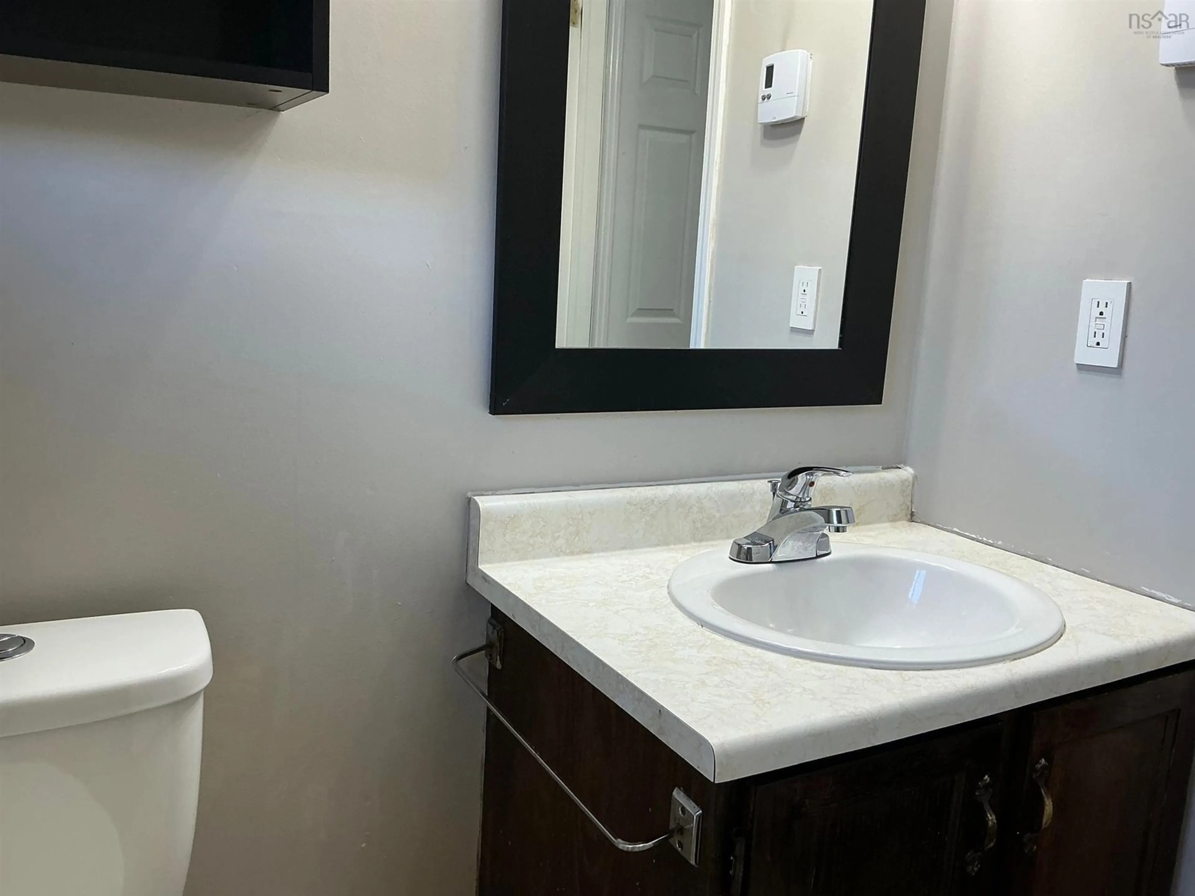 Standard bathroom, unknown for 17 Oakwood, Dartmouth Nova Scotia B2W 5P8