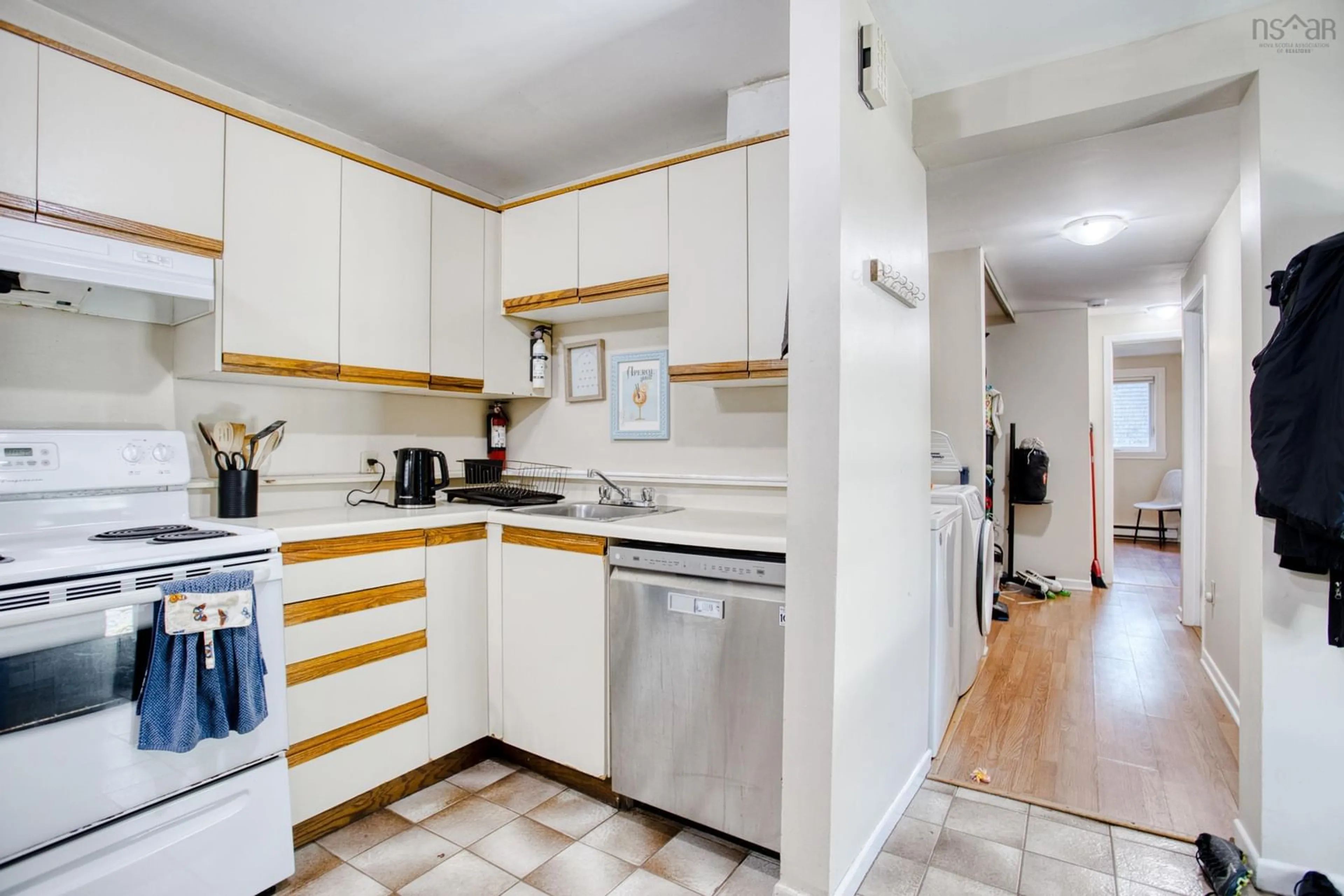 Standard kitchen, unknown for 1741 Chestnut St, Halifax Nova Scotia B3H 3T5