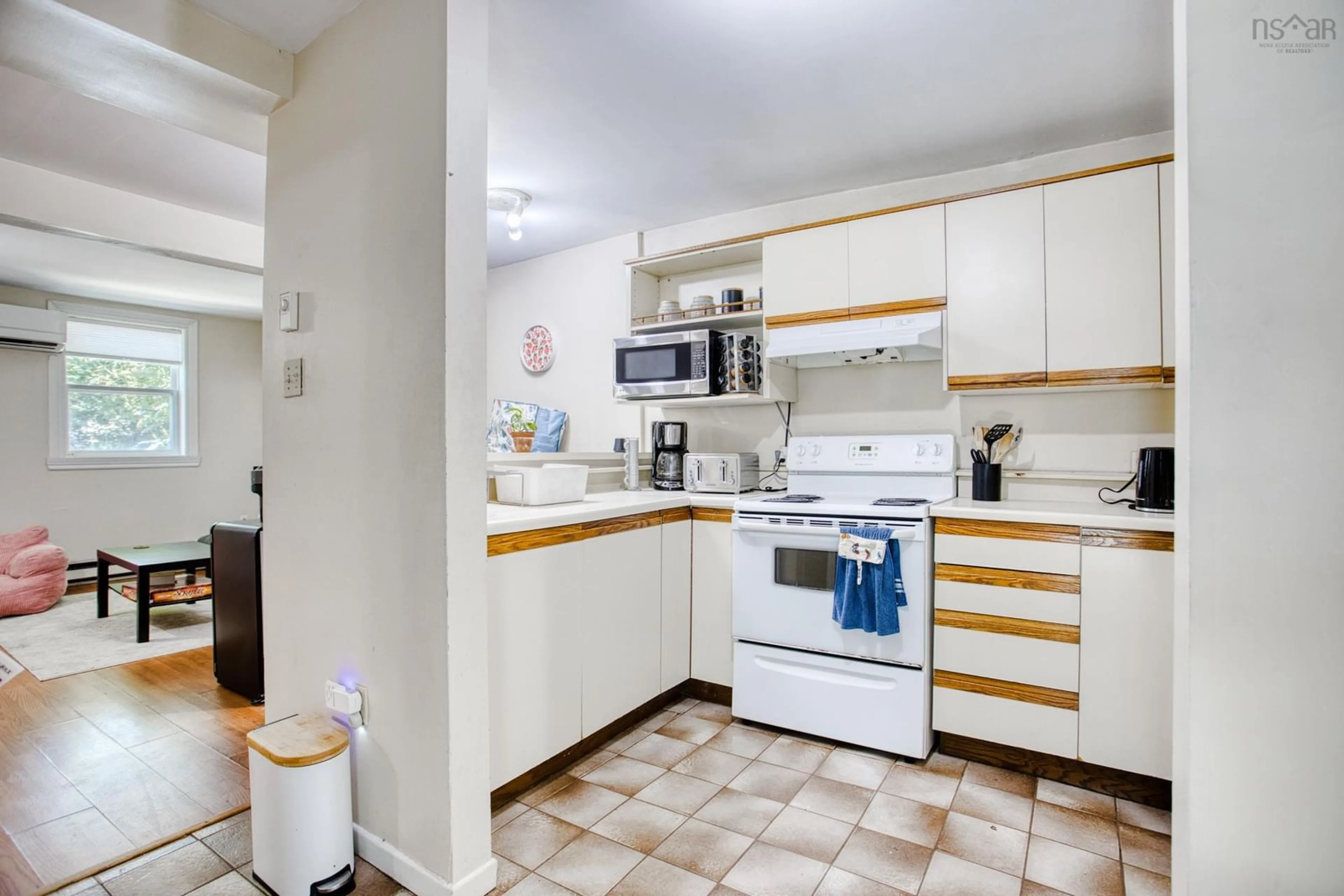 Standard kitchen, unknown for 1741 Chestnut St, Halifax Nova Scotia B3H 3T5