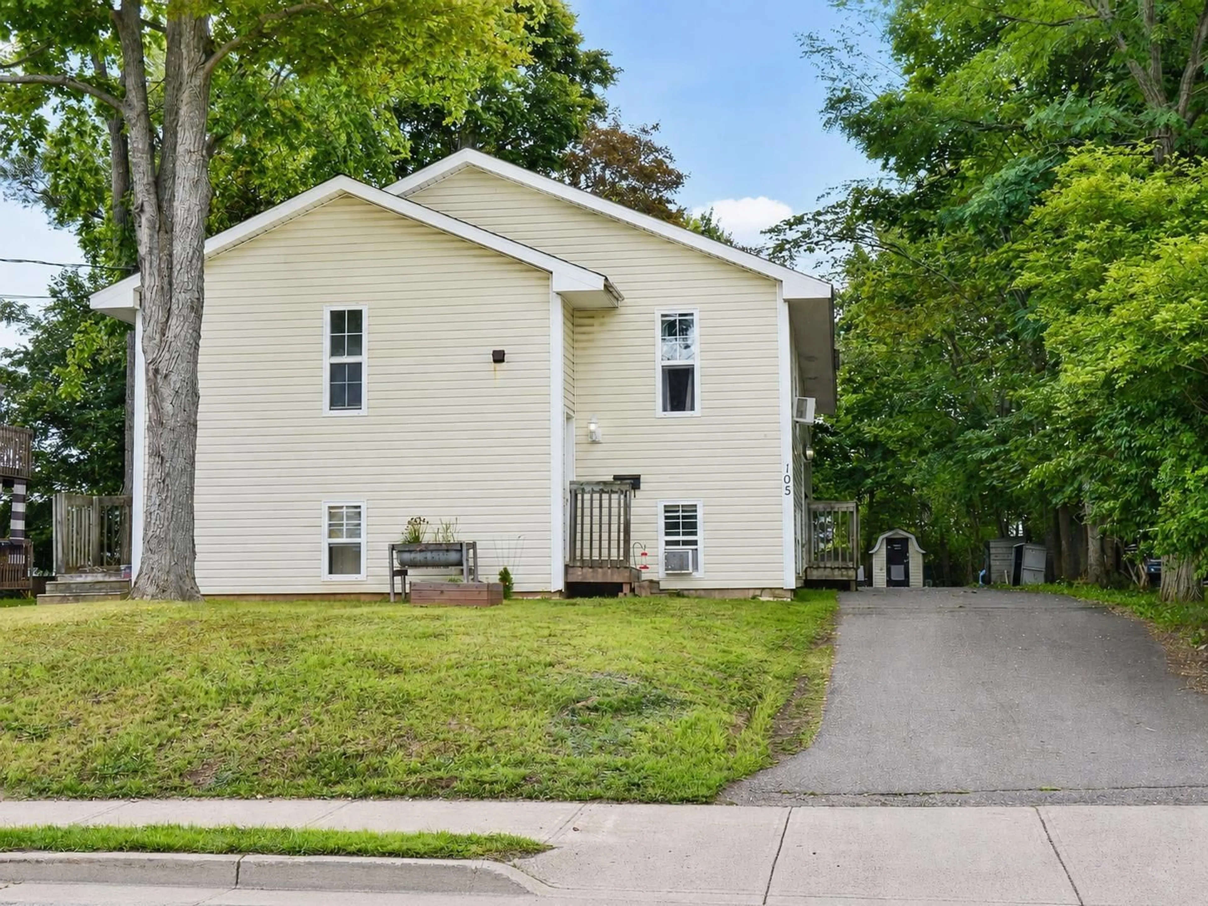Home with vinyl exterior material, street for 105 Park St, Truro Nova Scotia B2N 3J5