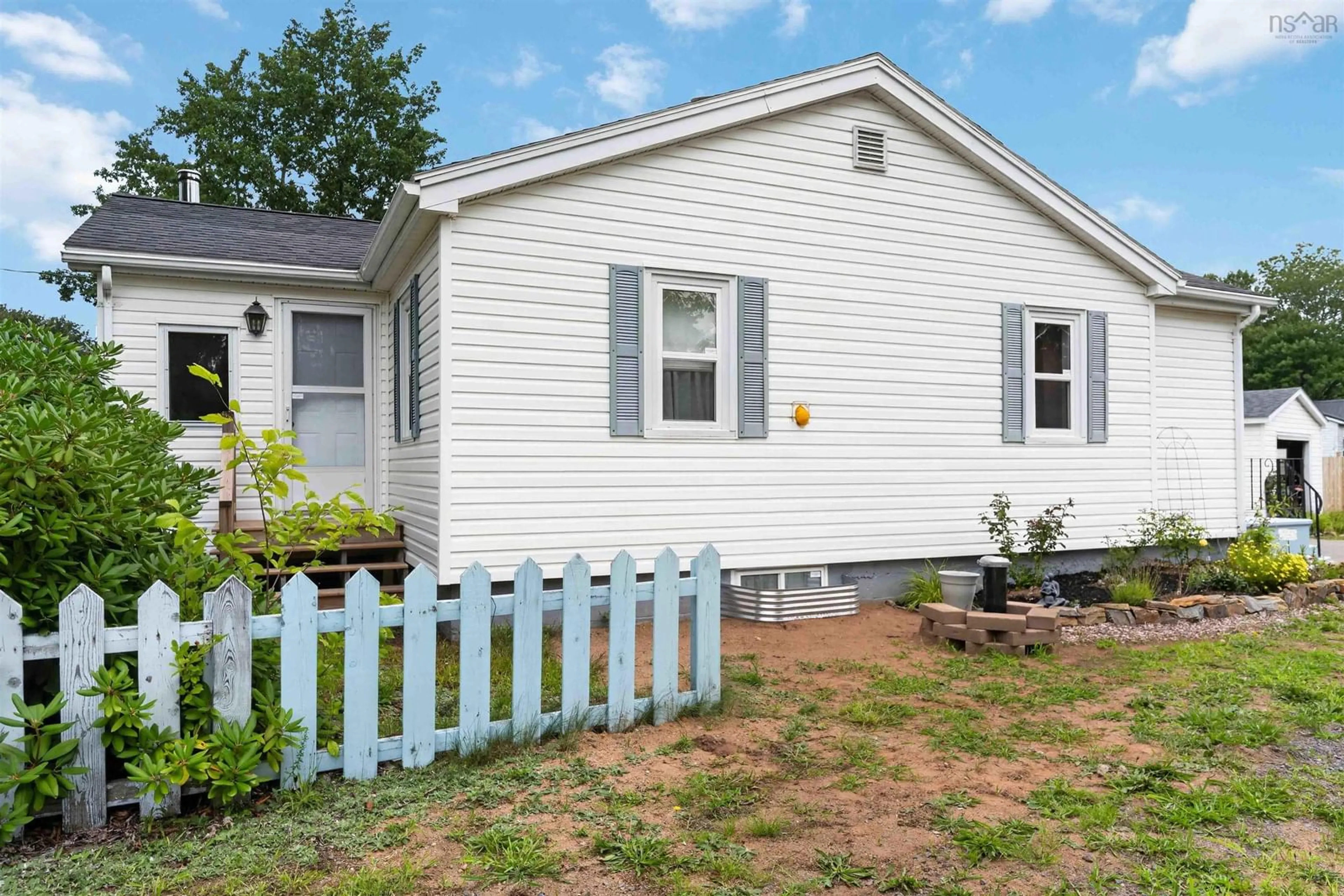 Home with vinyl exterior material, street for 191 Oakdene Ave, Kentville Nova Scotia B4N 2C3