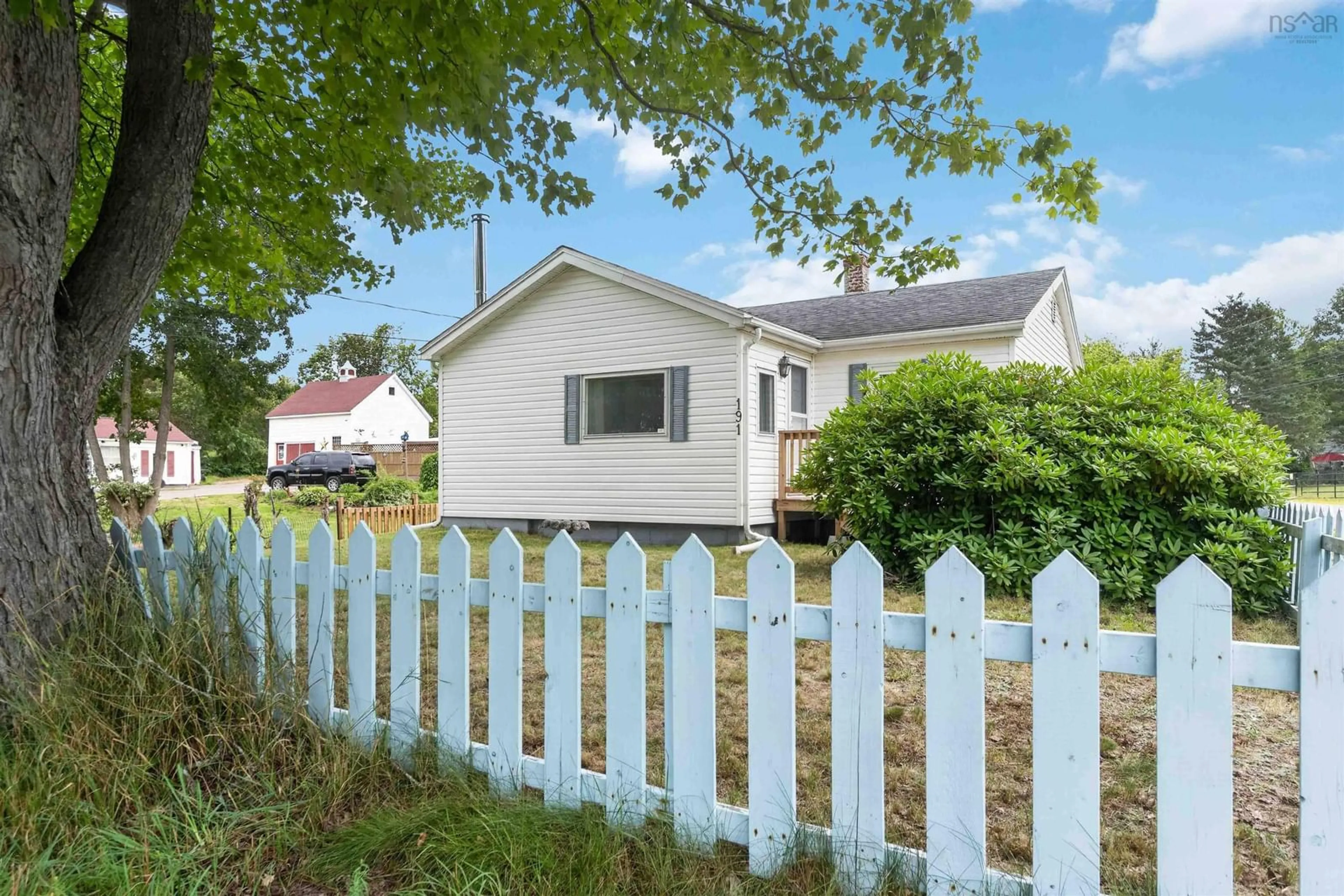 A pic from outside/outdoor area/front of a property/back of a property/a pic from drone, street for 191 Oakdene Ave, Kentville Nova Scotia B4N 2C3