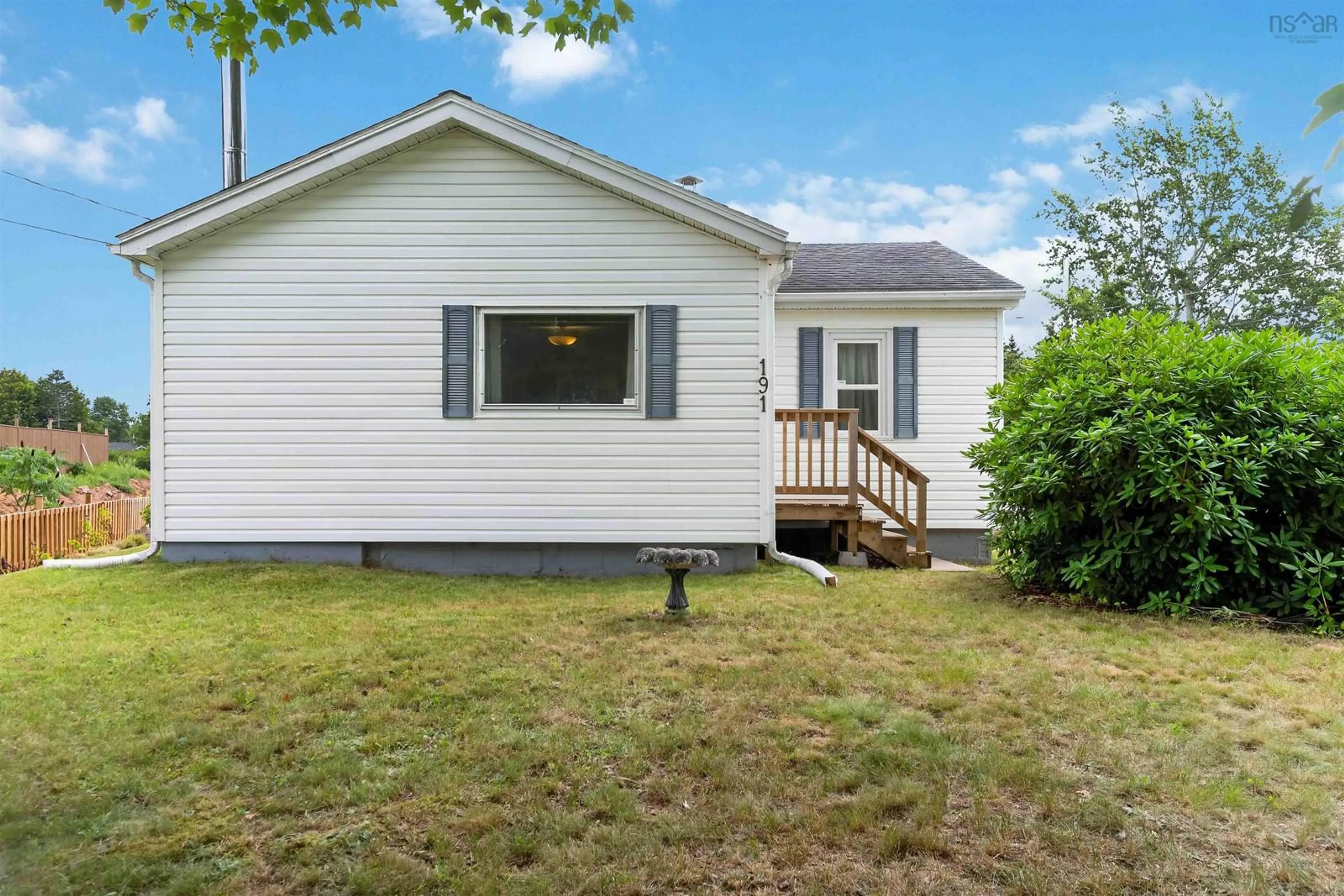 Home with vinyl exterior material, street for 191 Oakdene Ave, Kentville Nova Scotia B4N 2C3