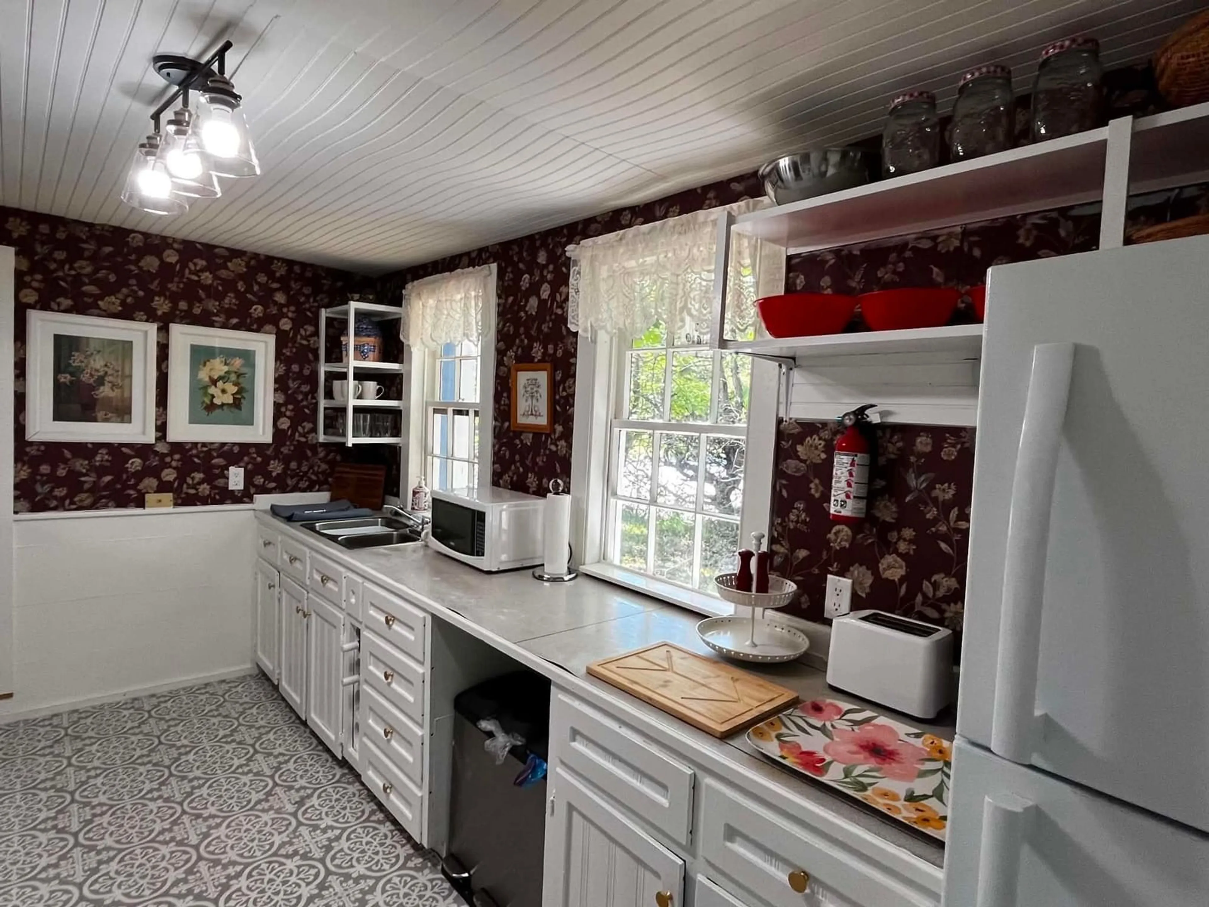 Standard kitchen, ceramic/tile floor for 172 Water St, Shelburne Nova Scotia B0T 1W0