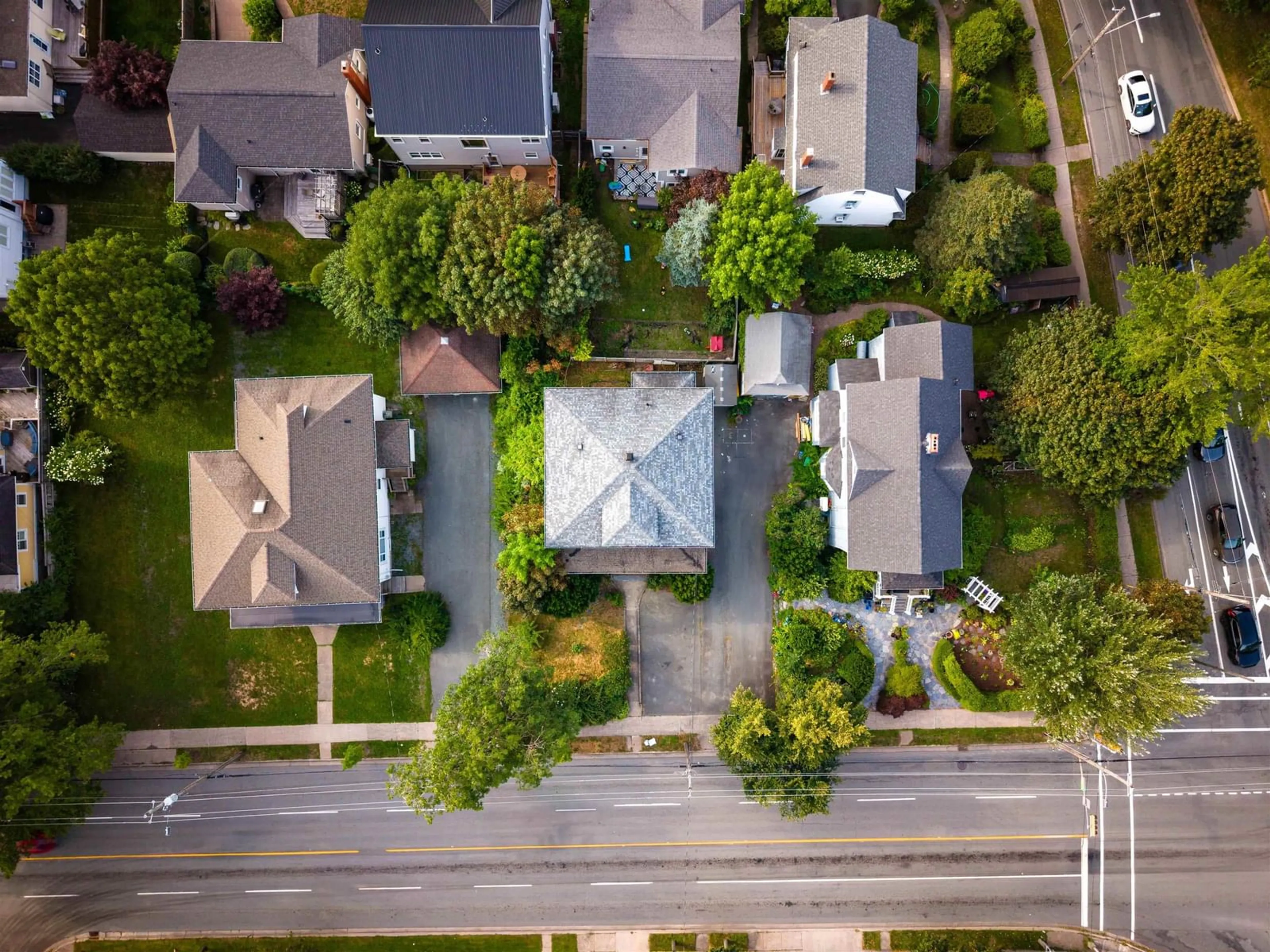 A pic from outside/outdoor area/front of a property/back of a property/a pic from drone, street for 6625 Quinpool Rd, Halifax Nova Scotia B3L 1B7