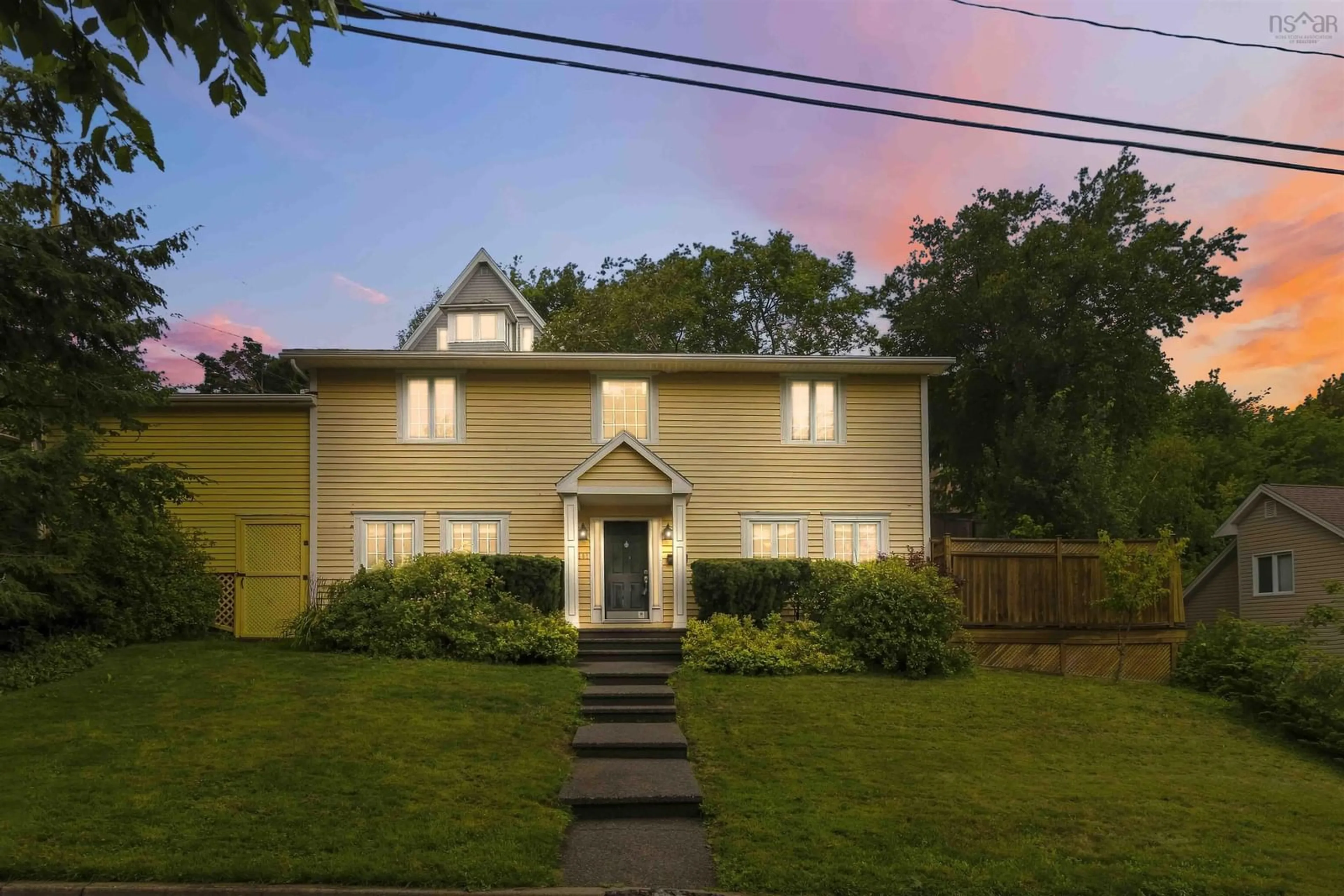 A pic from outside/outdoor area/front of a property/back of a property/a pic from drone, unknown for 207 Cresthaven Dr, Halifax Nova Scotia B3M 4B5