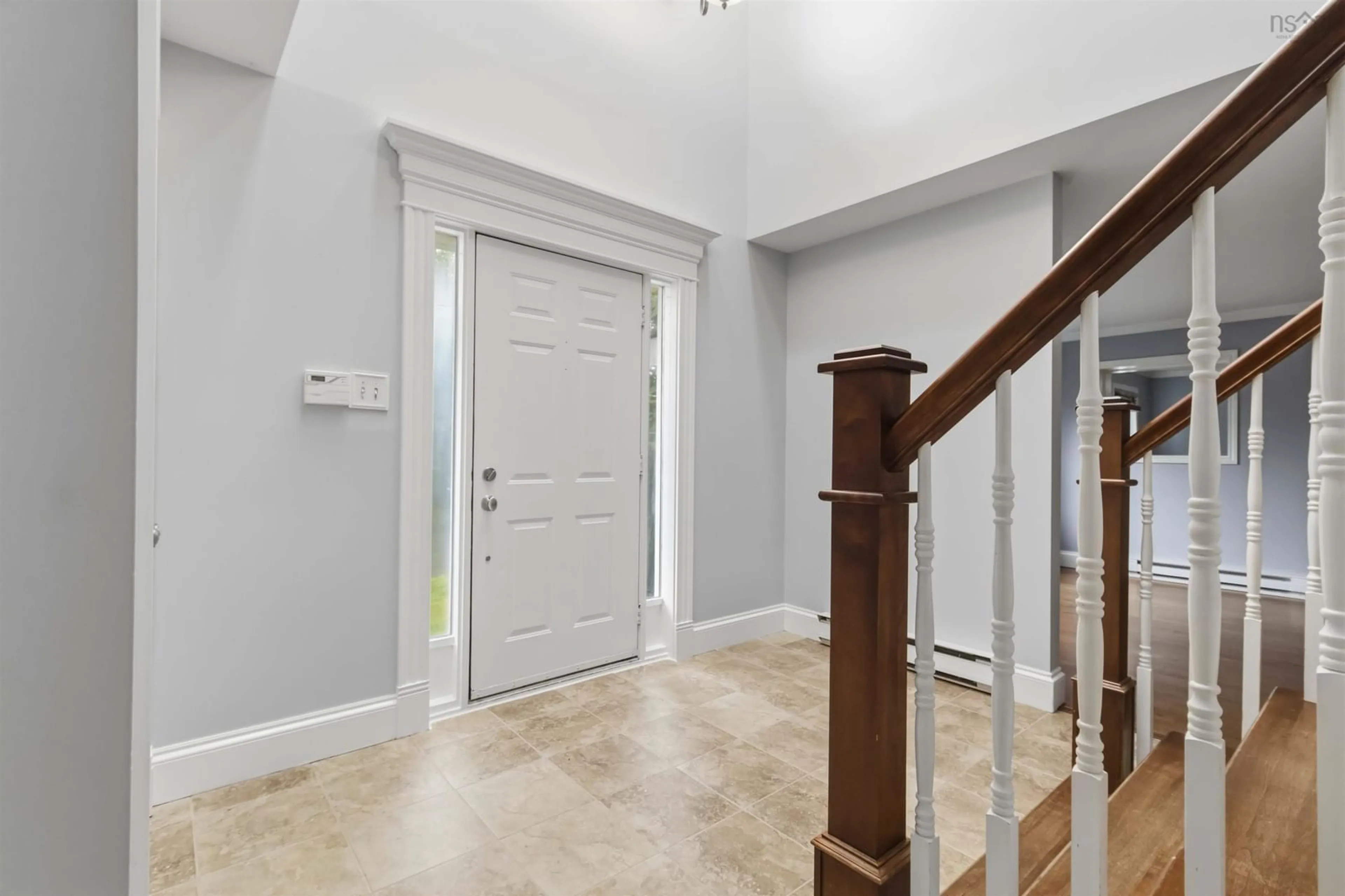 Indoor entryway for 207 Cresthaven Dr, Halifax Nova Scotia B3M 4B5