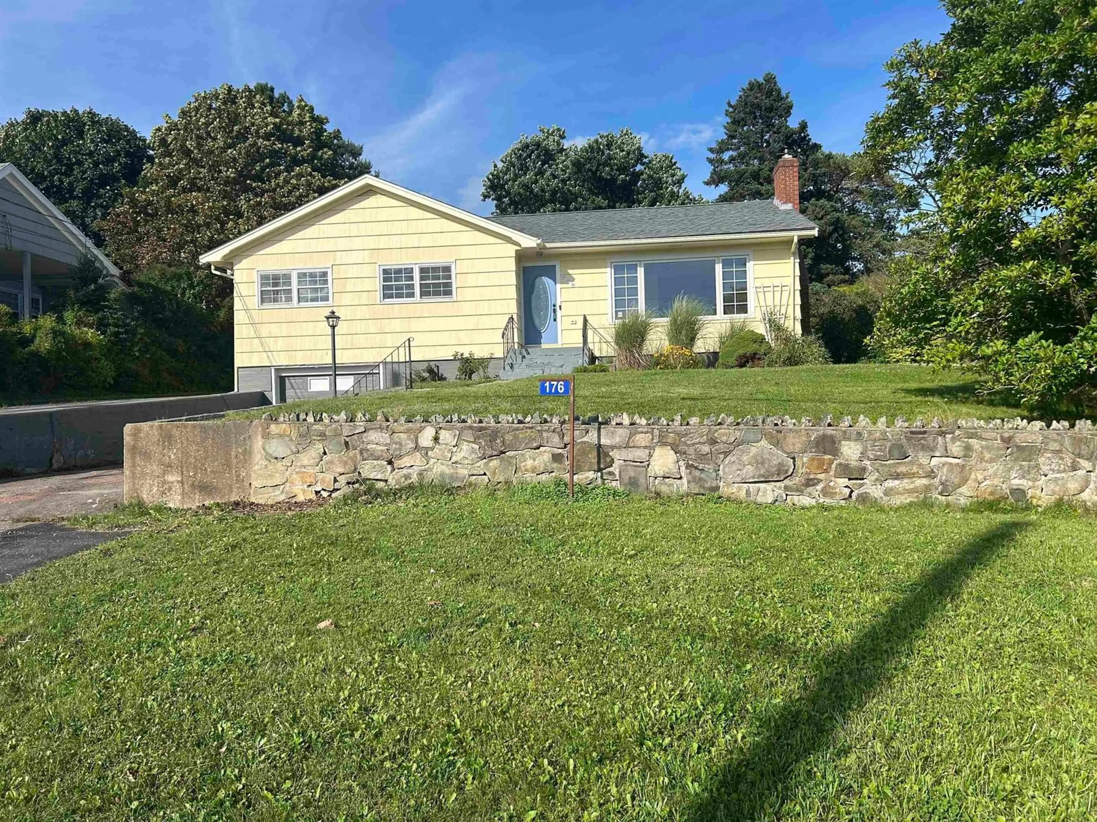 A pic from outside/outdoor area/front of a property/back of a property/a pic from drone, unknown for 176 Green St, Lunenburg Nova Scotia B0J 2C0