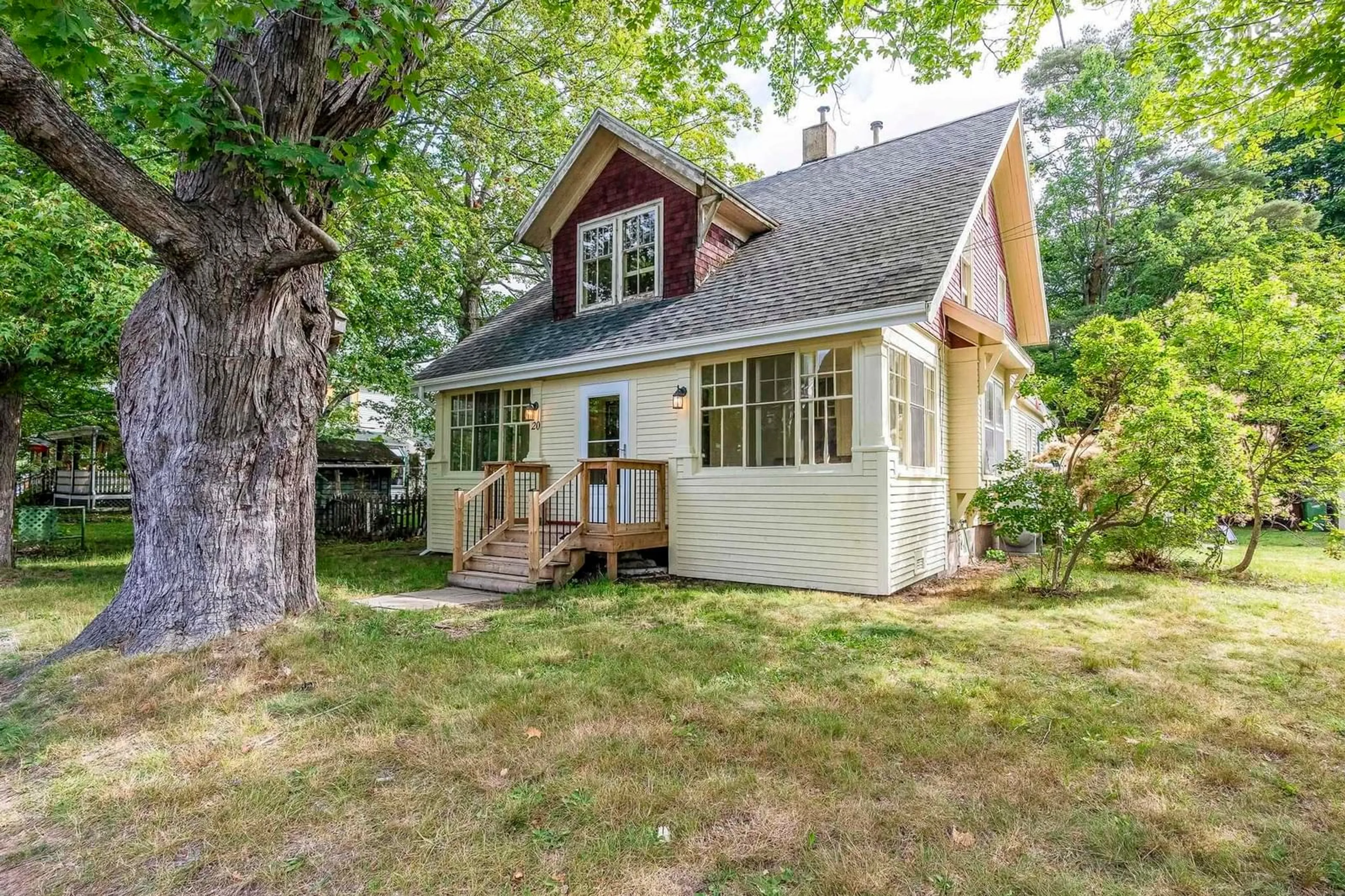 Home with vinyl exterior material, street for 20 Queen St, Middleton Nova Scotia B0S 1P0