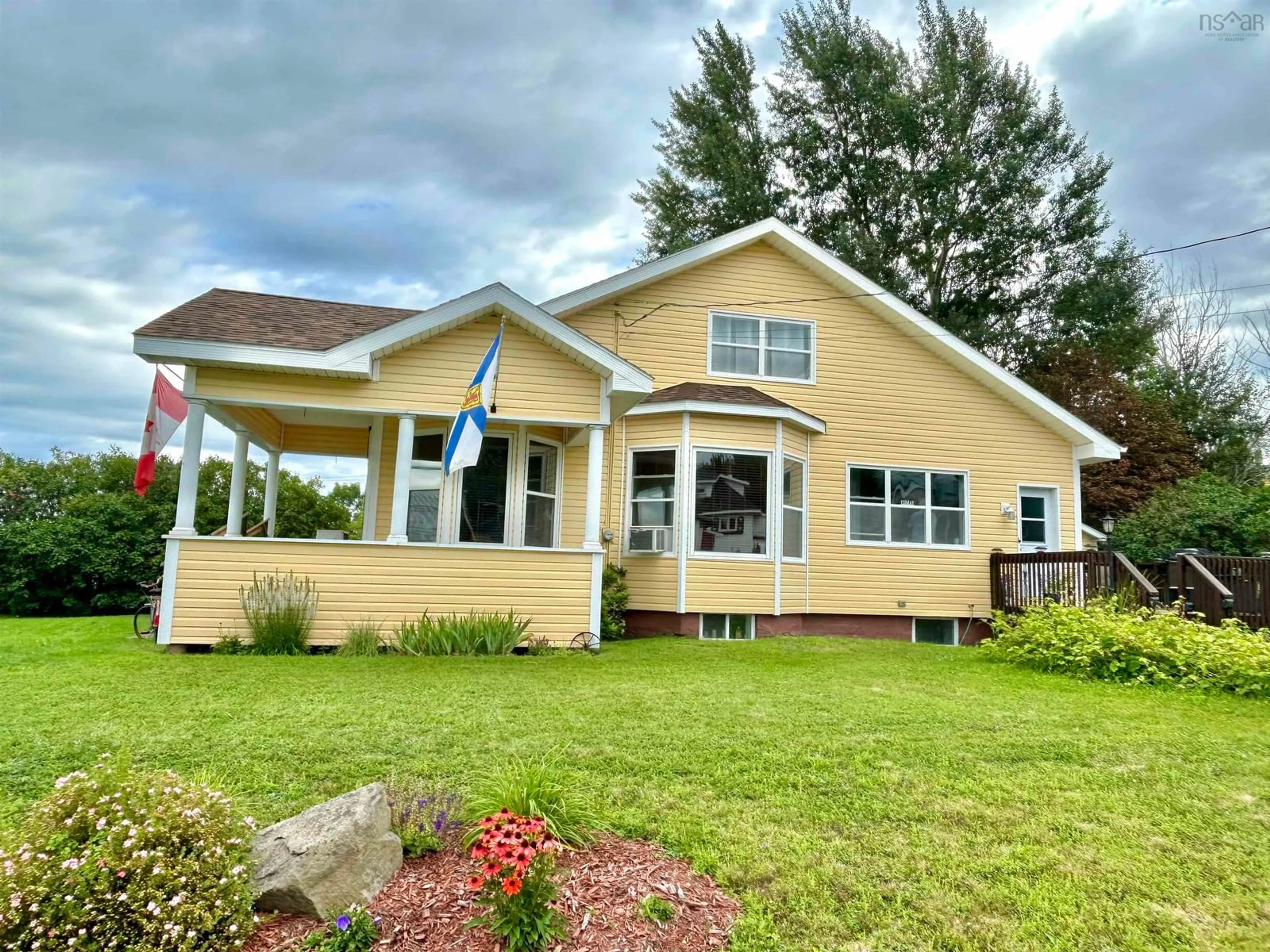 Home with vinyl exterior material, unknown for 198 Main St, Trenton Nova Scotia B0K 1X0