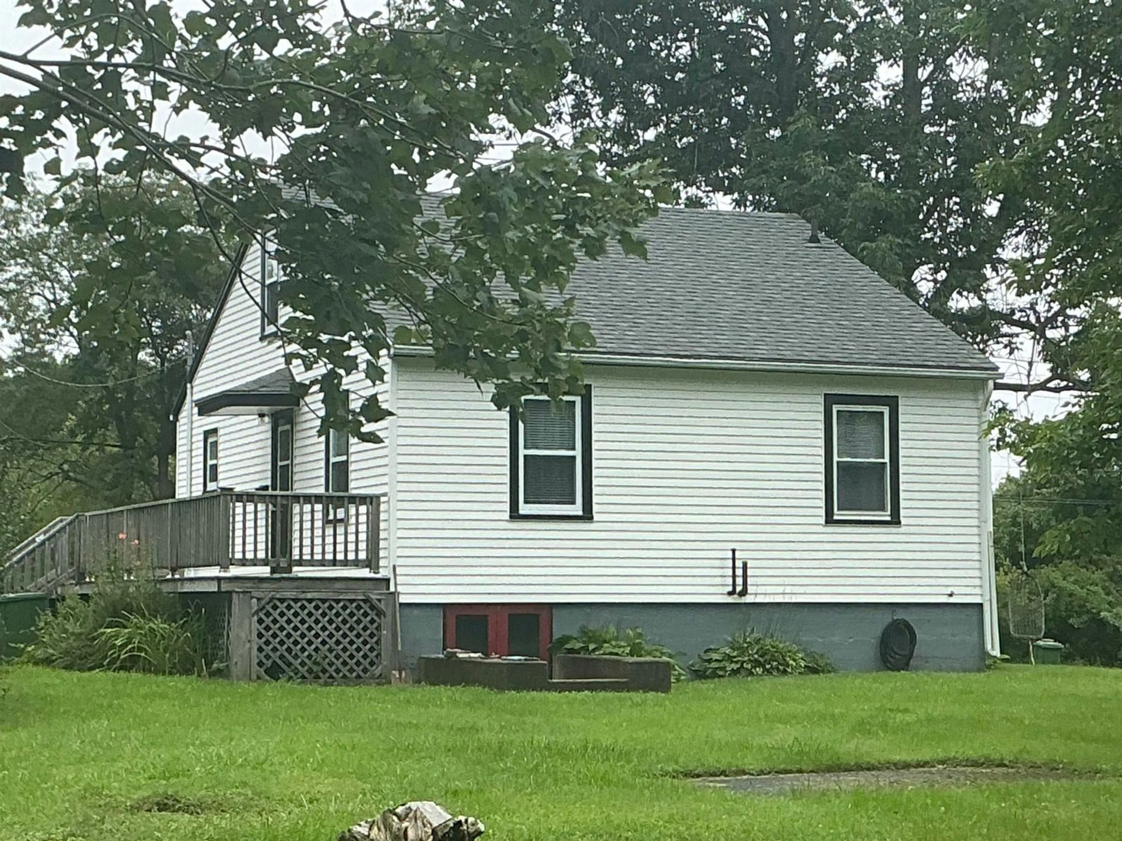 Home with vinyl exterior material, unknown for 21 Elm St, Brooklyn Nova Scotia B0J 1H0