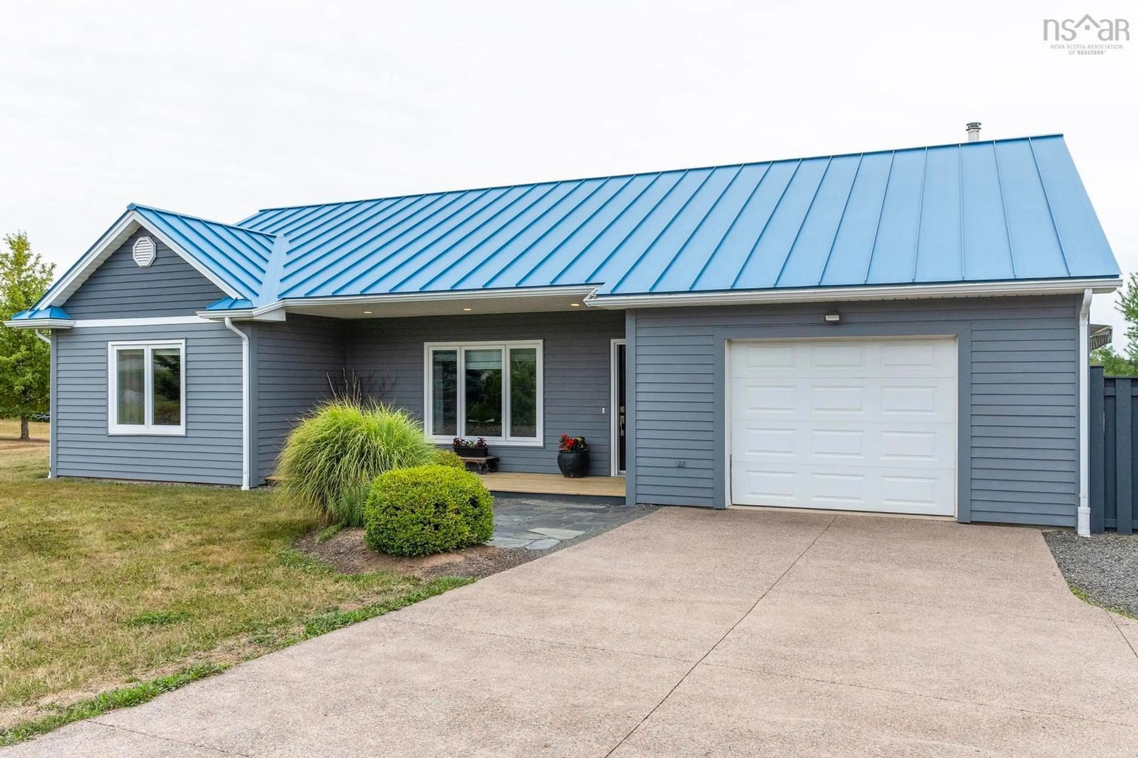 Home with vinyl exterior material, building for 355 Falmouth Dyke Rd, Falmouth Nova Scotia B0P 1L0