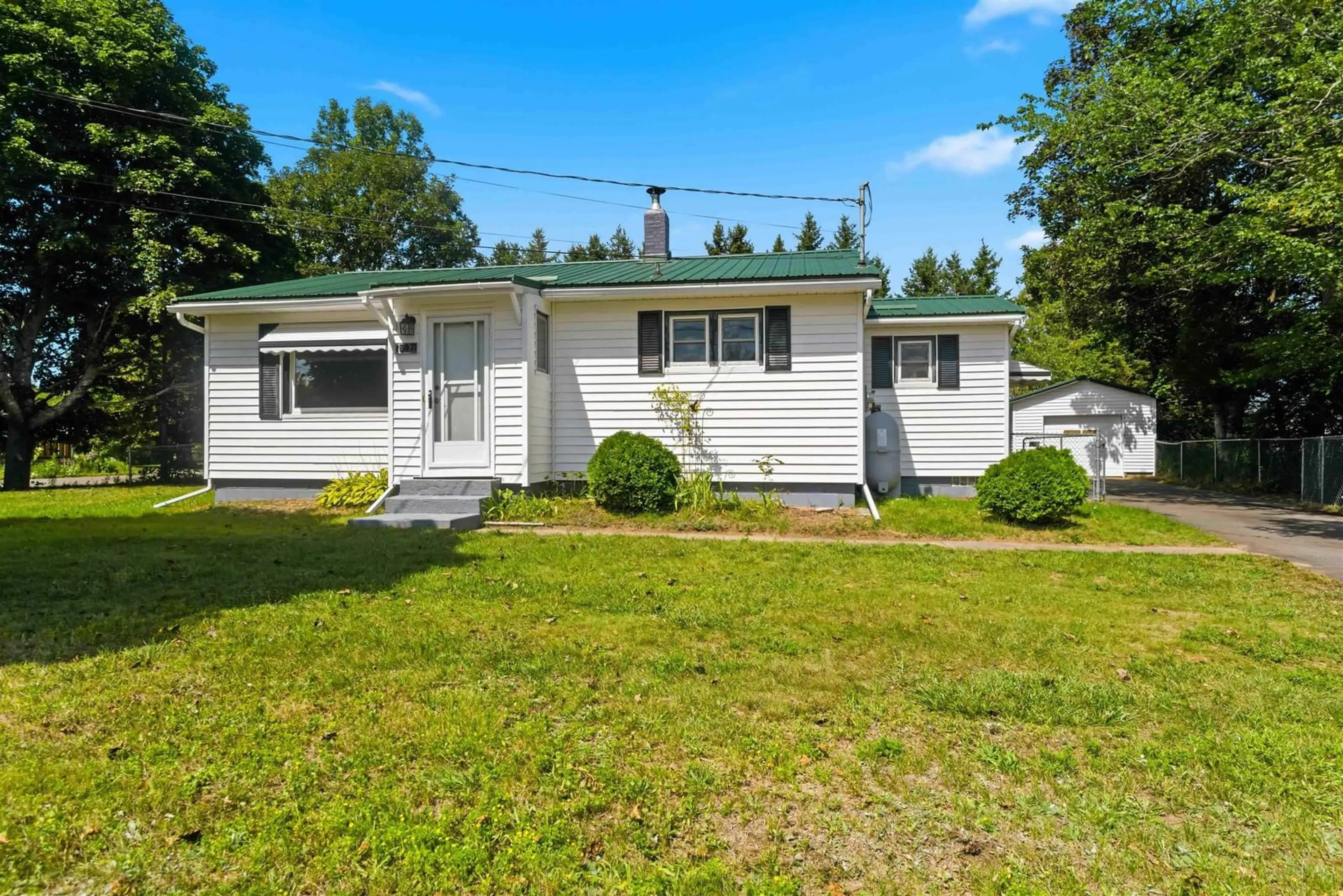 Home with vinyl exterior material, unknown for 15071 Highway 1, Wilmot Nova Scotia B0P 1W0