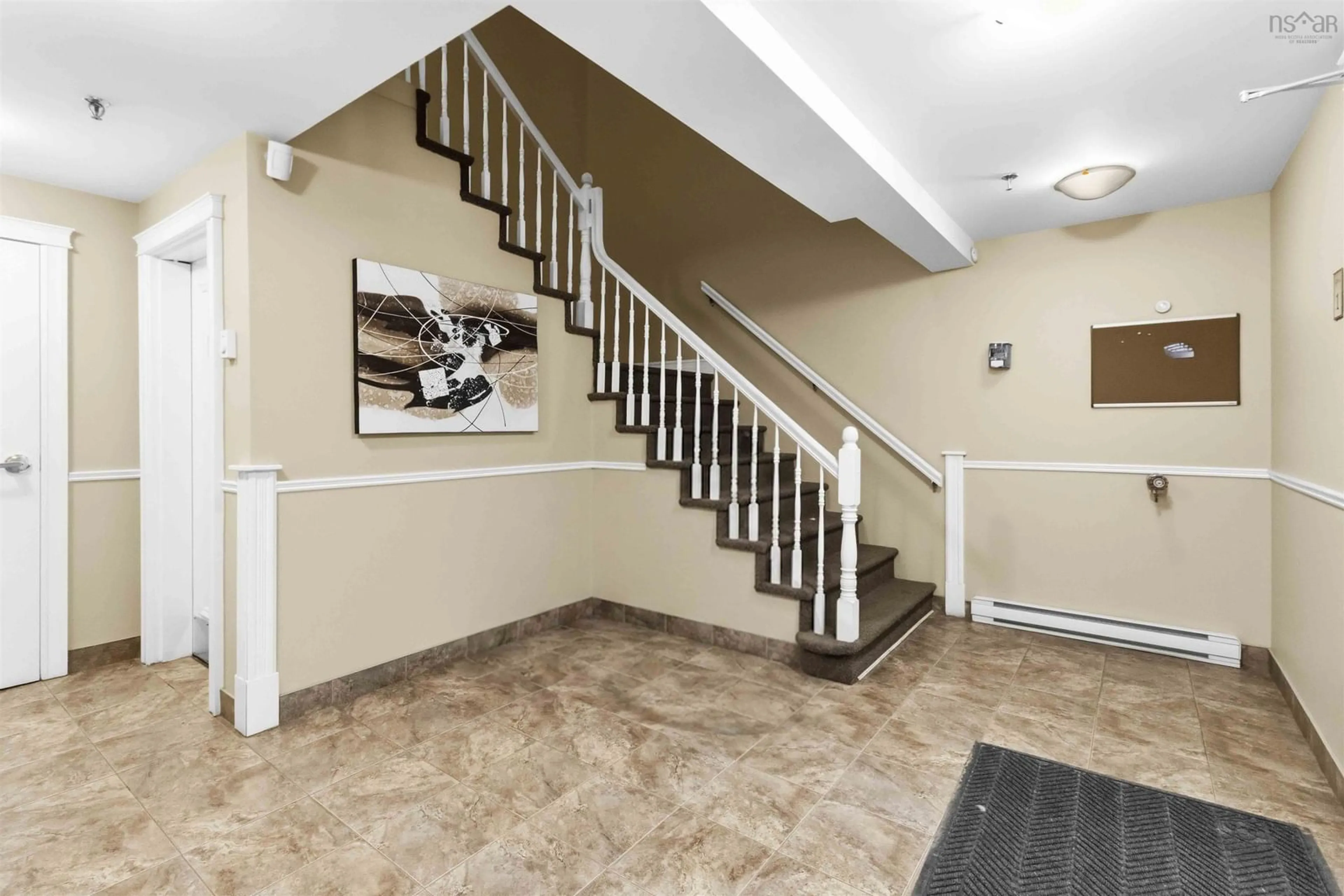 Indoor foyer for 5444 Victoria Rd #1, Halifax Nova Scotia B3H 1M5