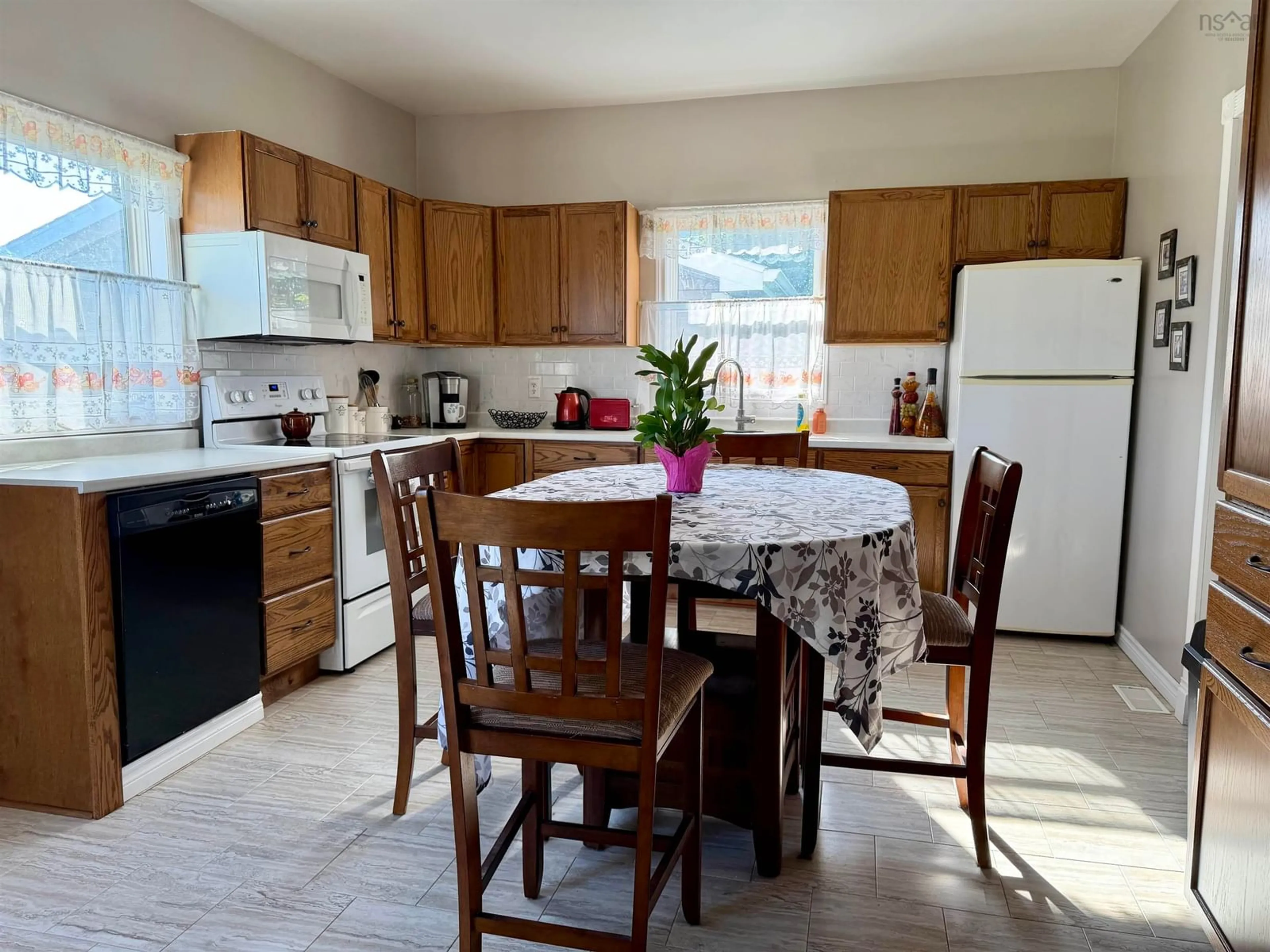 Standard kitchen, unknown for 402 Neville St, Reserve Nova Scotia B1E 1G5