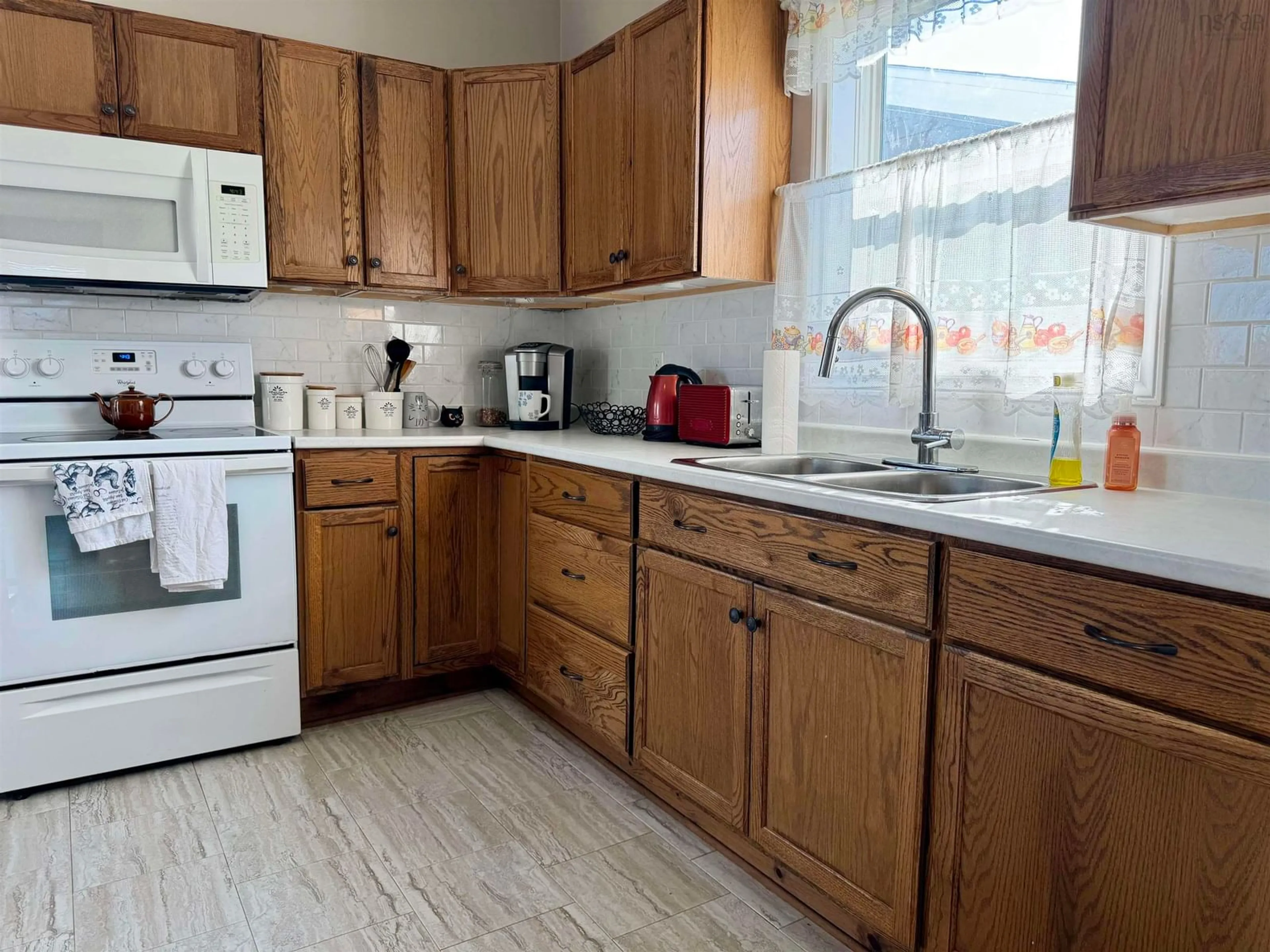Standard kitchen, unknown for 402 Neville St, Reserve Nova Scotia B1E 1G5
