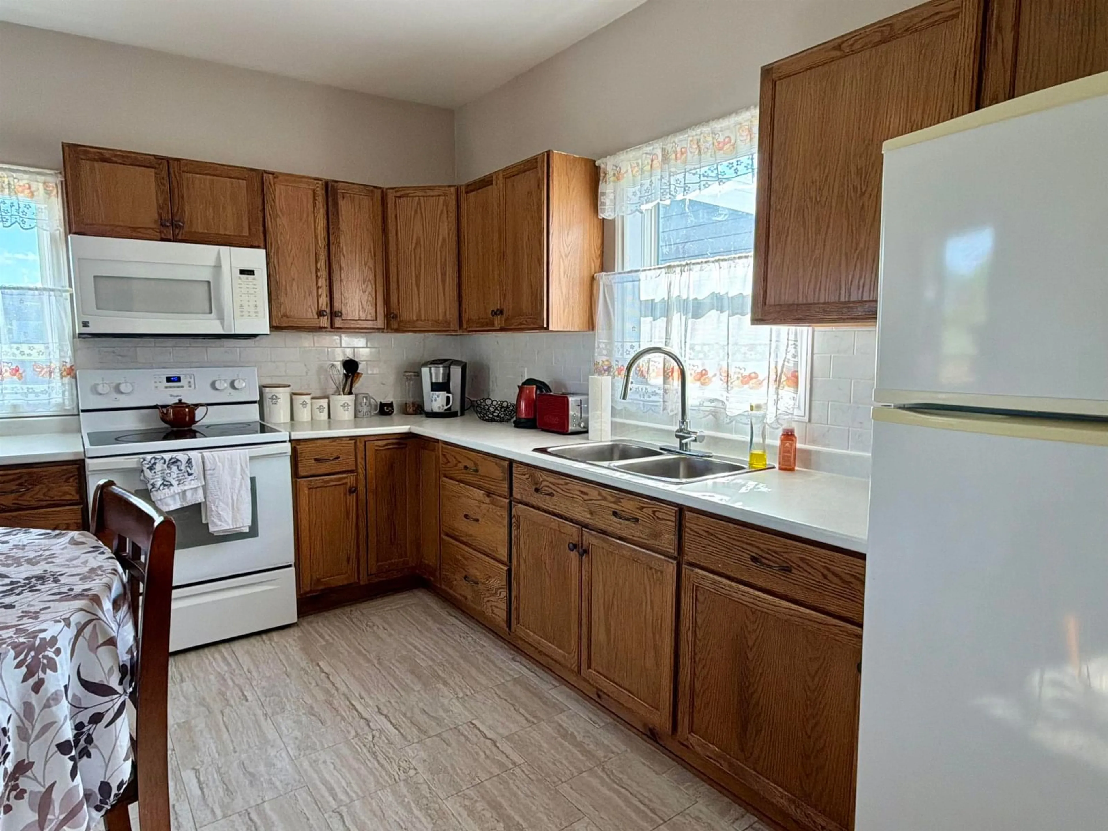 Standard kitchen, unknown for 402 Neville St, Reserve Nova Scotia B1E 1G5