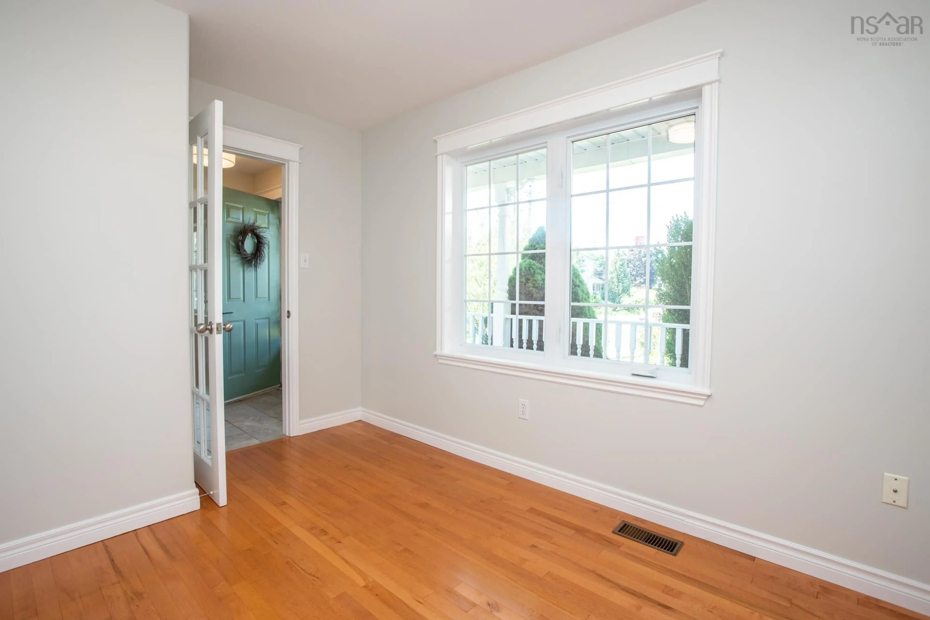 Indoor entryway for 17 Evergreen Cres, Lantz Nova Scotia B2S 1V9