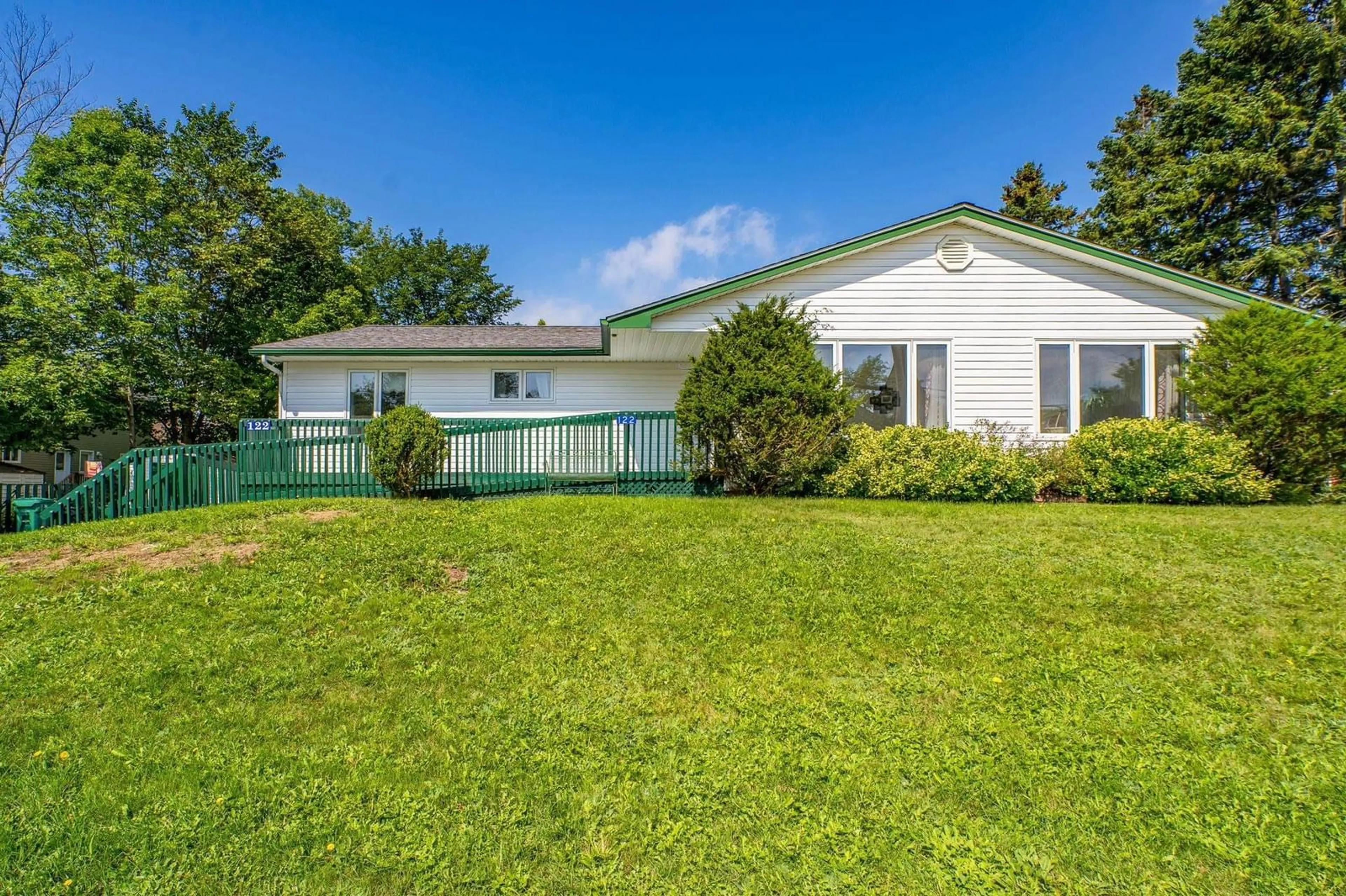 Home with vinyl exterior material, unknown for 122 Victoria St, Windsor Nova Scotia B0N 2T0