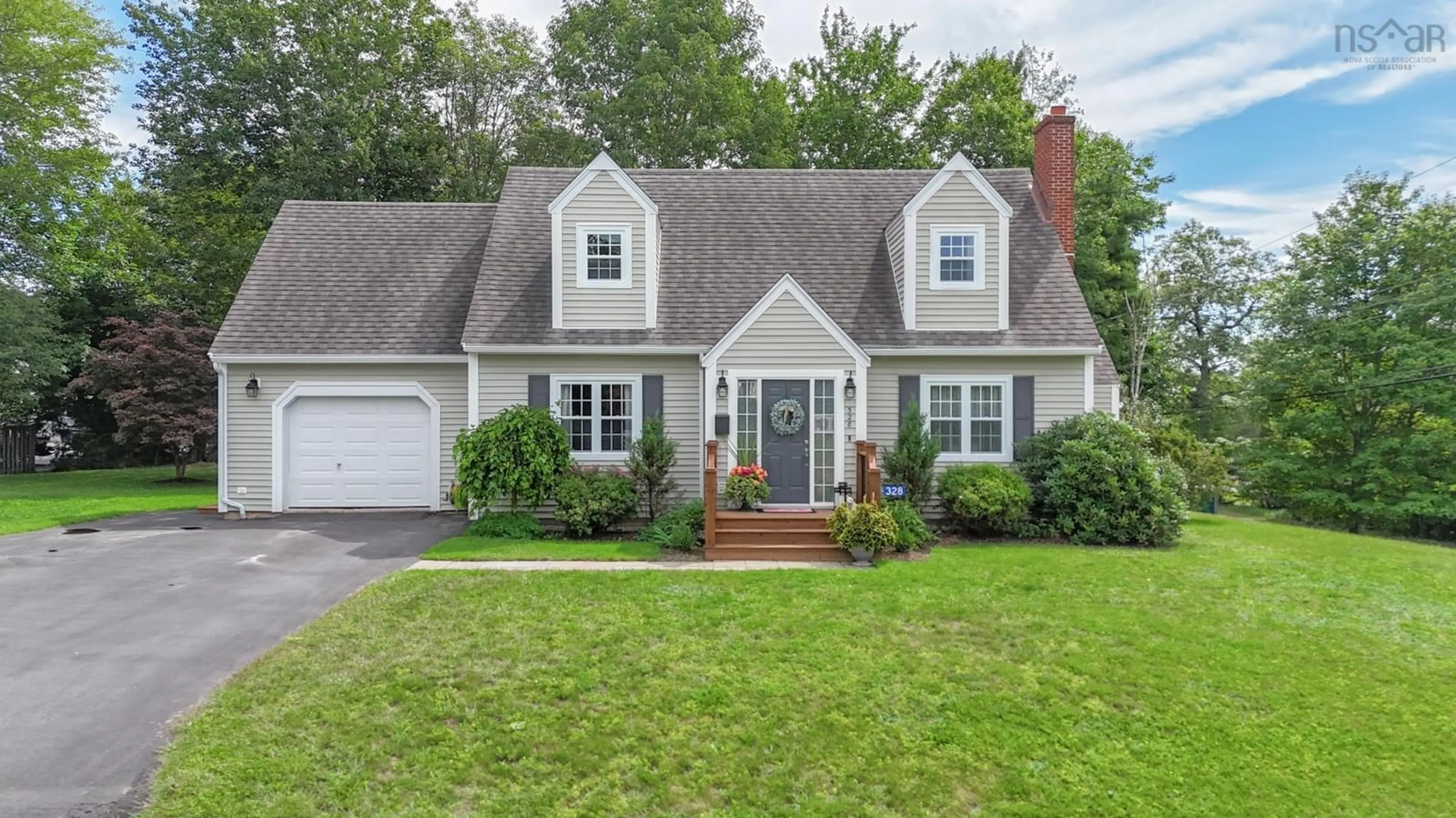 Home with vinyl exterior material, street for 328 Brady St, Bridgewater Nova Scotia B4V 3L3