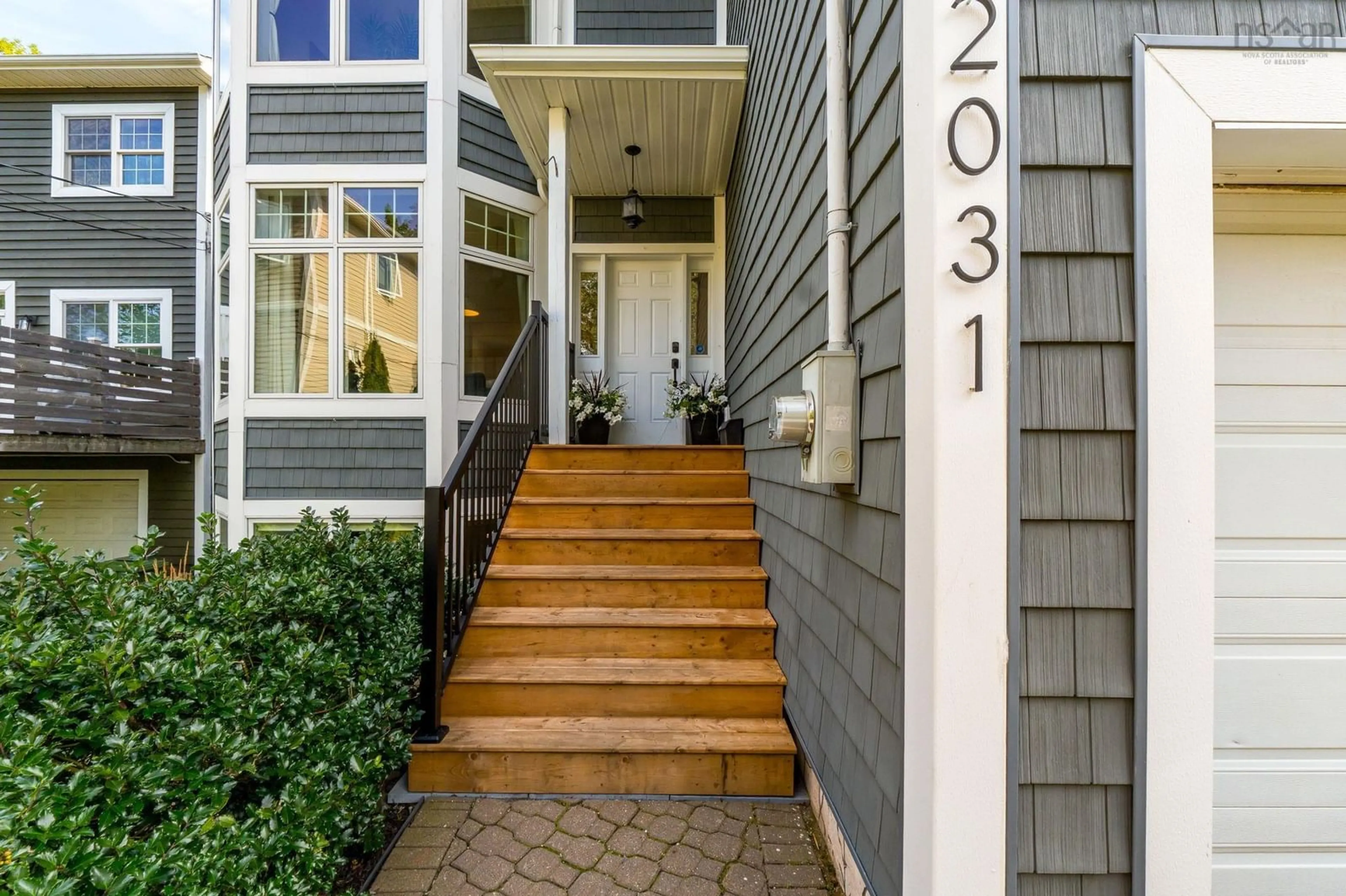 Indoor entryway for 2031 Quinn St, Halifax Nova Scotia B3L 3E5