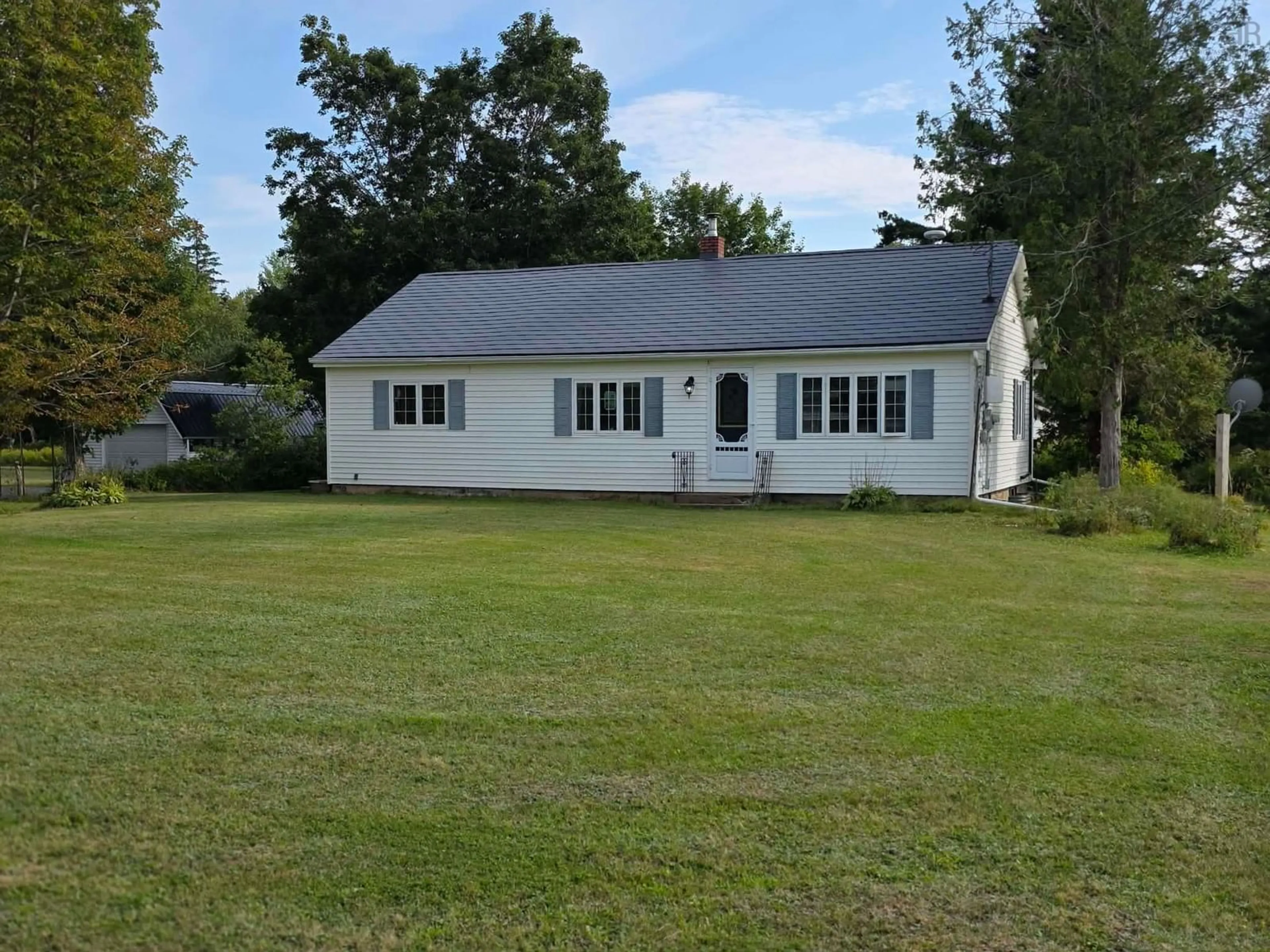 A pic from outside/outdoor area/front of a property/back of a property/a pic from drone, building for 250 Highway 2 B0m 1n0 Hwy, Five Islands Nova Scotia B0M 1N0
