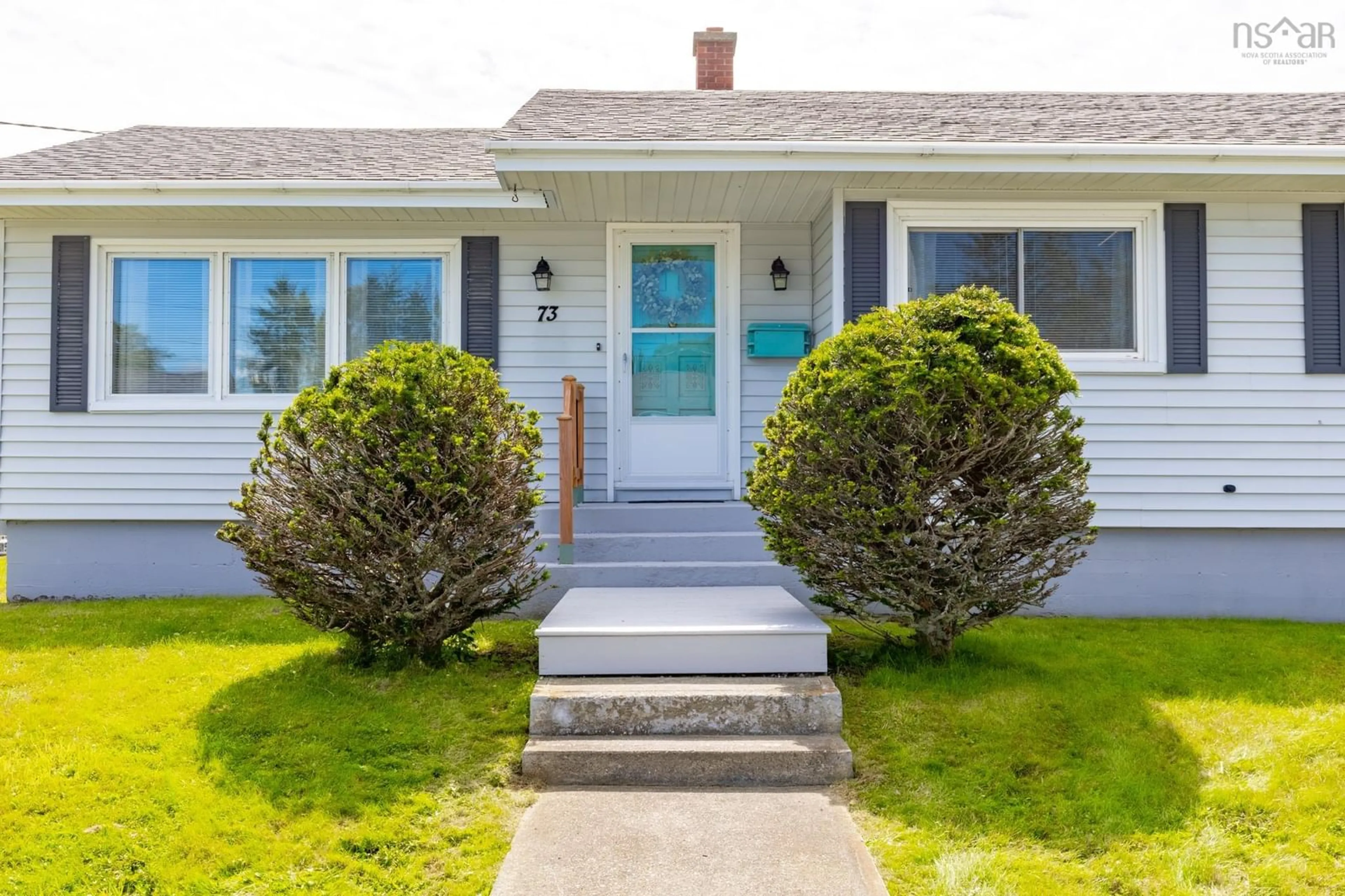 Home with vinyl exterior material, street for 73 King St, Yarmouth Nova Scotia B5A 2Y2