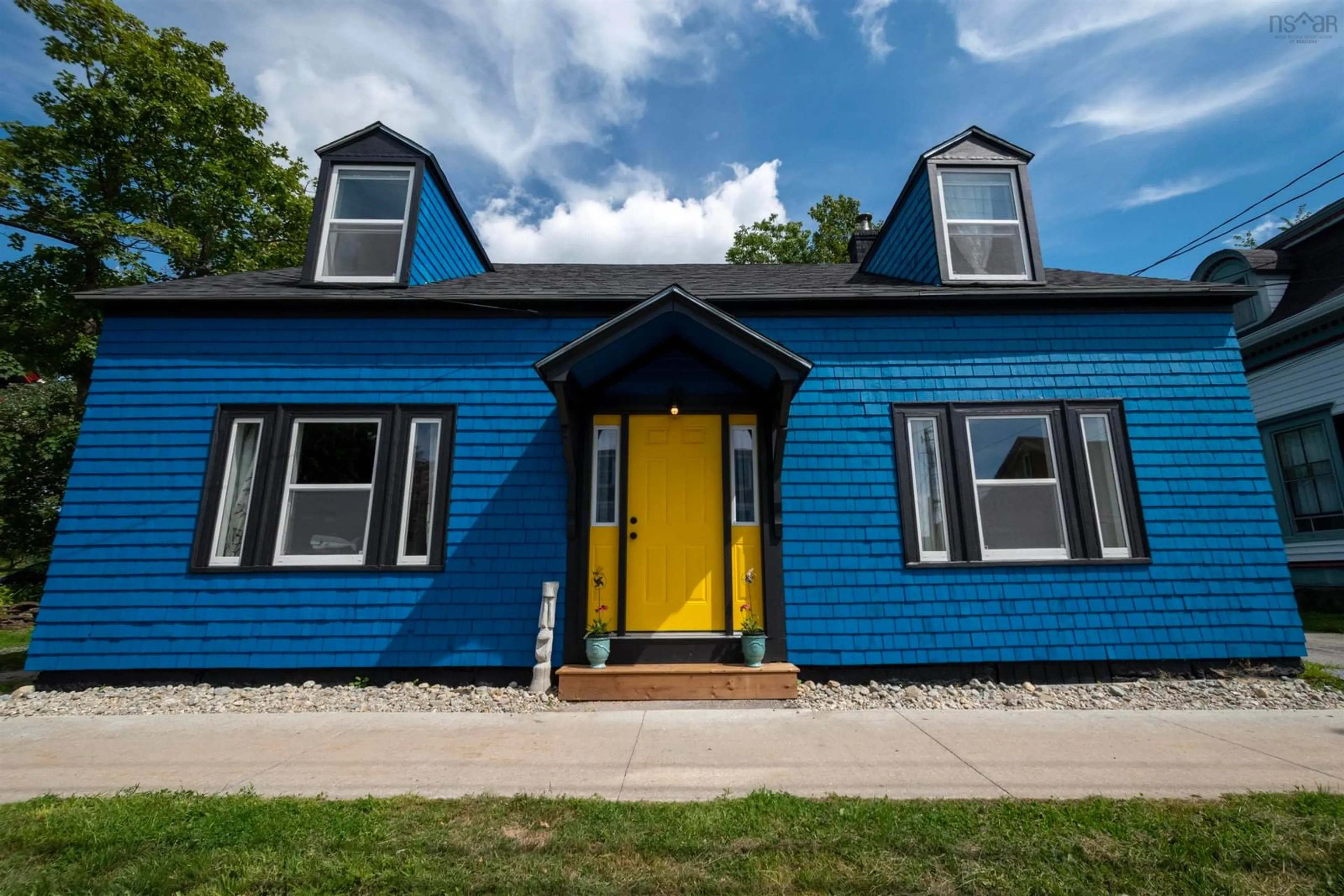 Home with vinyl exterior material, street for 142 Water St, Shelburne Nova Scotia B0T 1W0