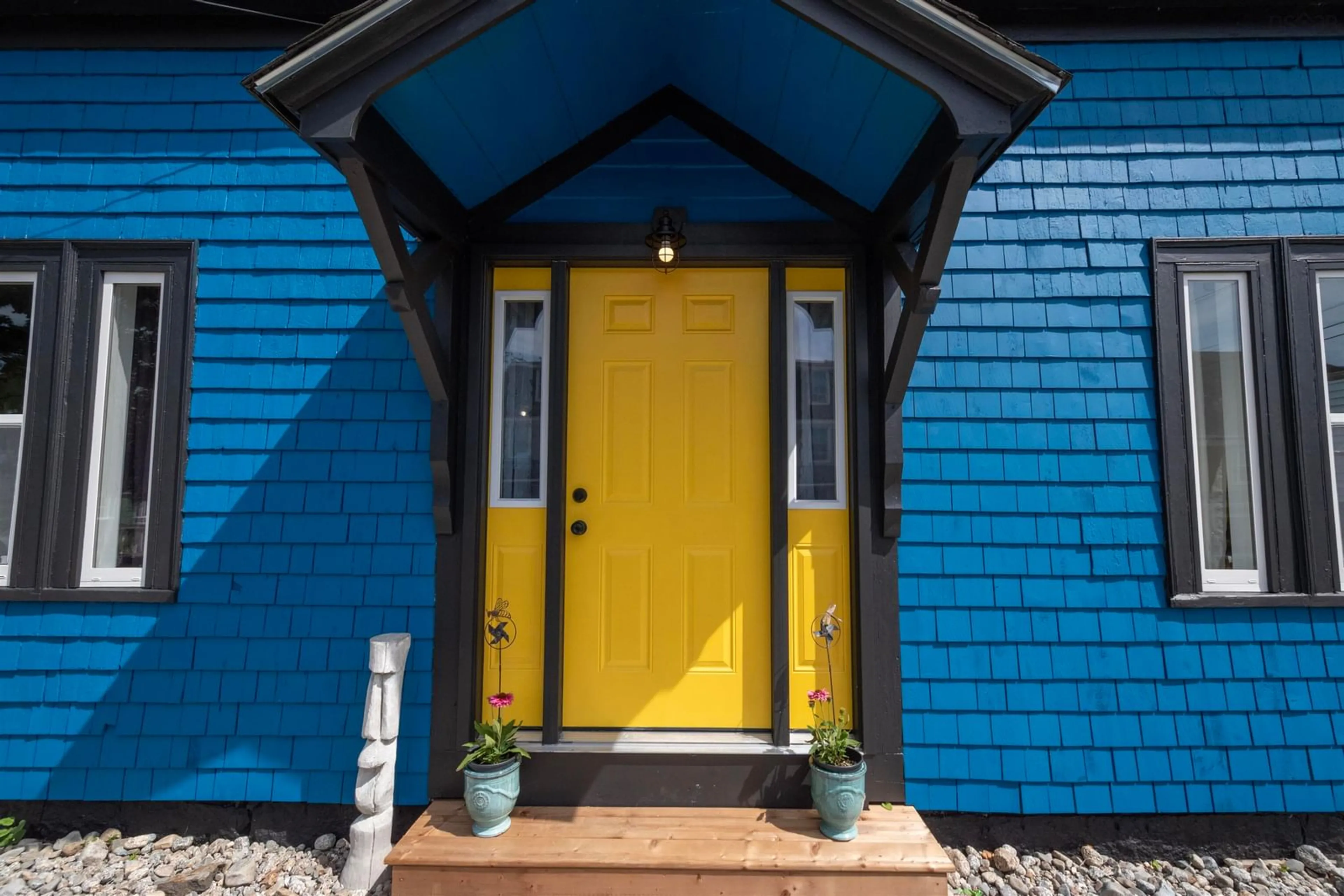 Indoor entryway for 142 Water St, Shelburne Nova Scotia B0T 1W0