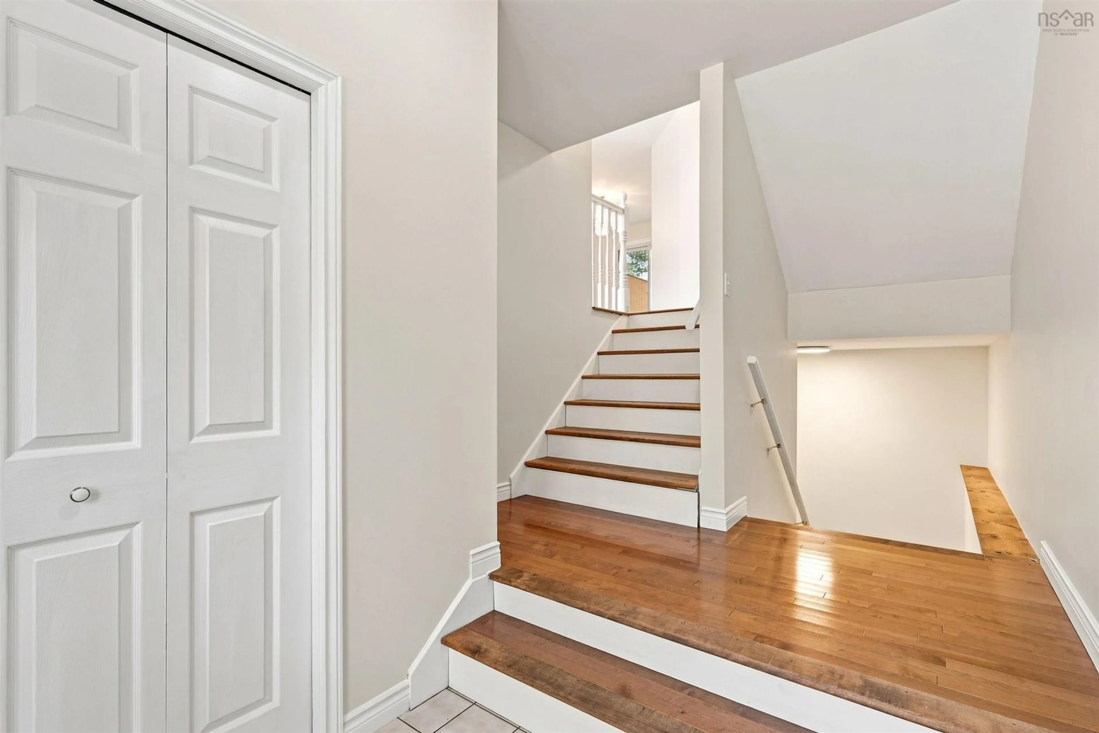 Indoor entryway for 19 Remington Crt, Halifax Nova Scotia B3M 3Y6