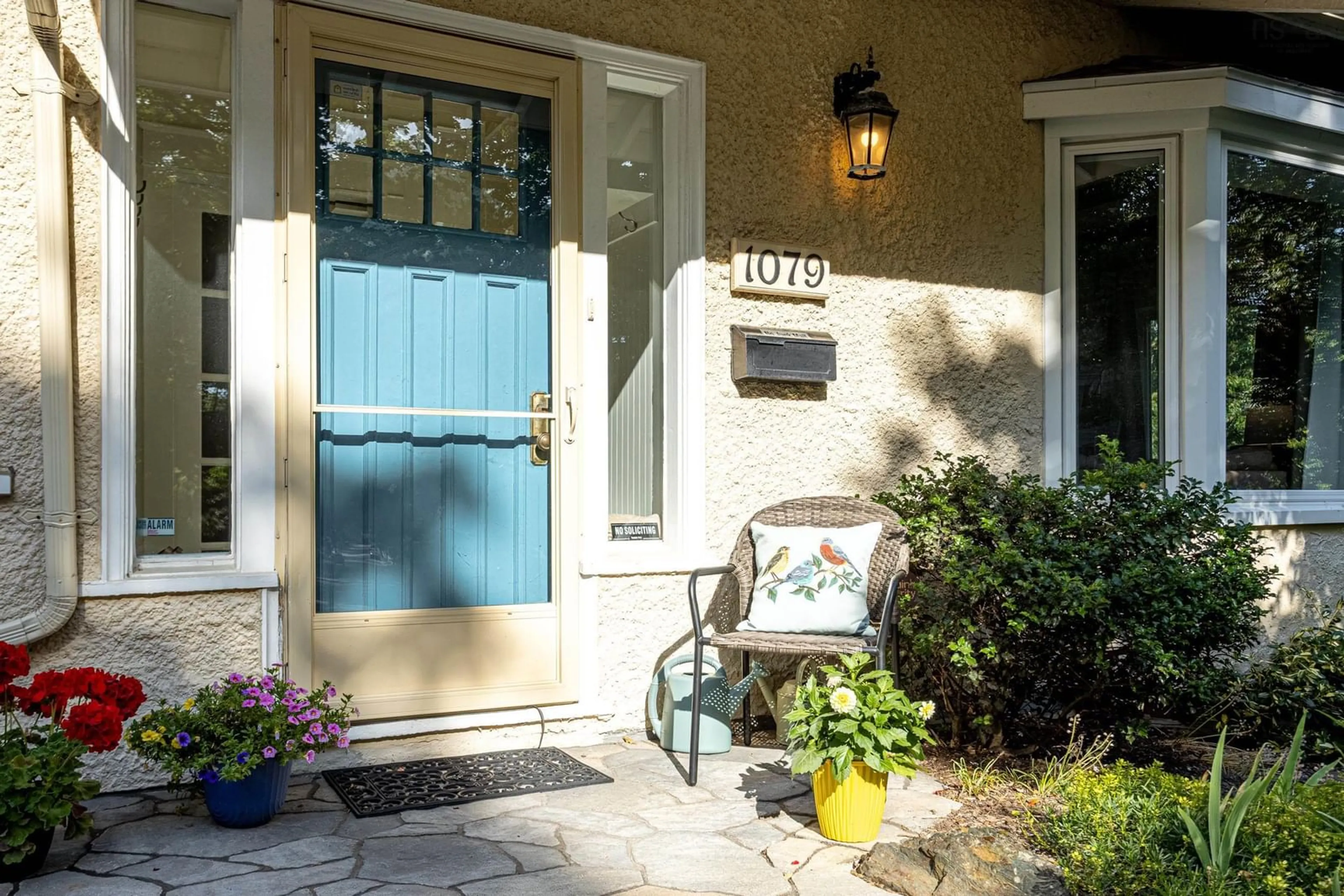 Indoor entryway for 1079 Bellevue Ave, Halifax Nova Scotia B3H 3M2