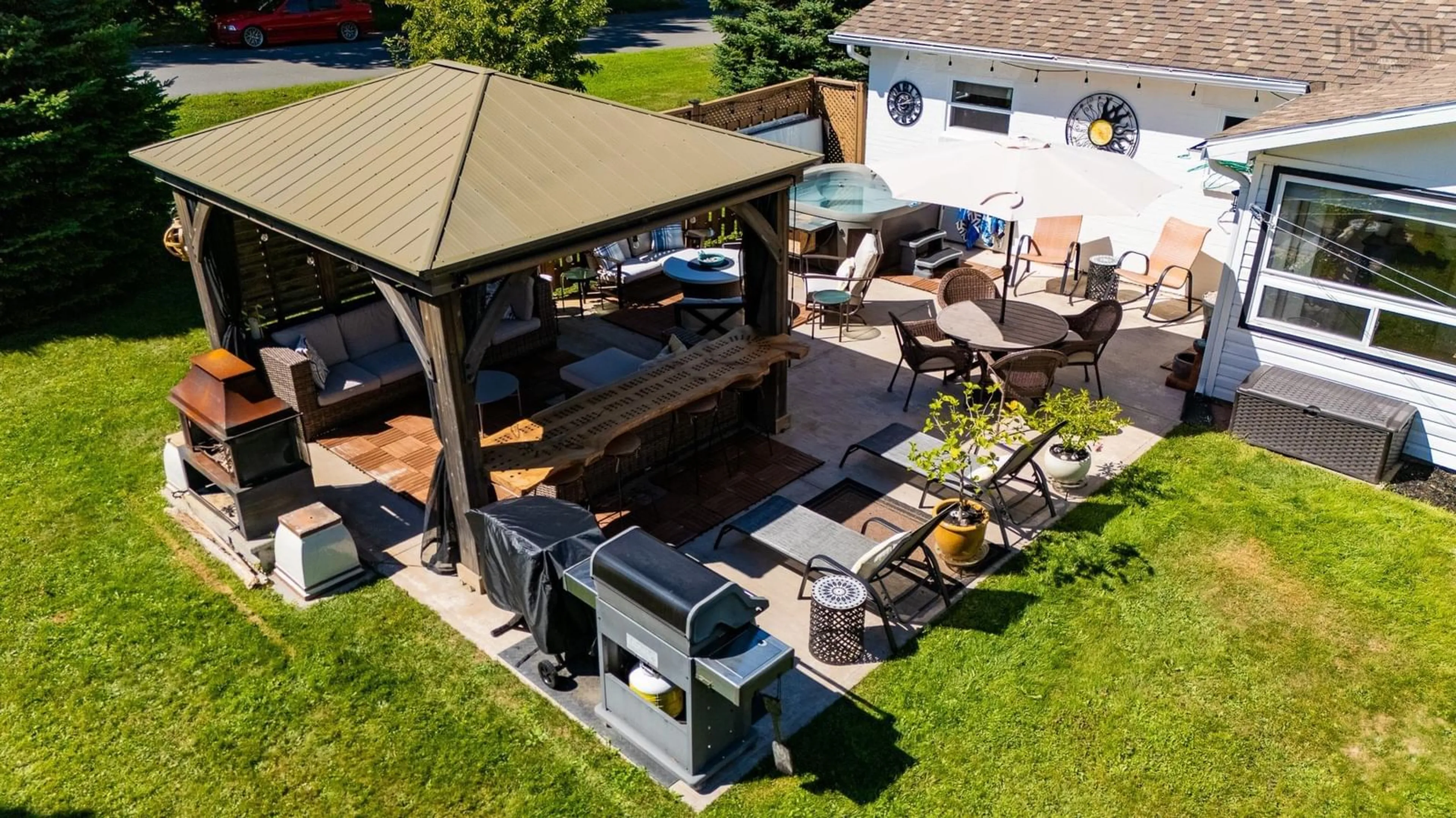 Patio, street for 35 Pleasant St, Wolfville Nova Scotia B4P 1M6