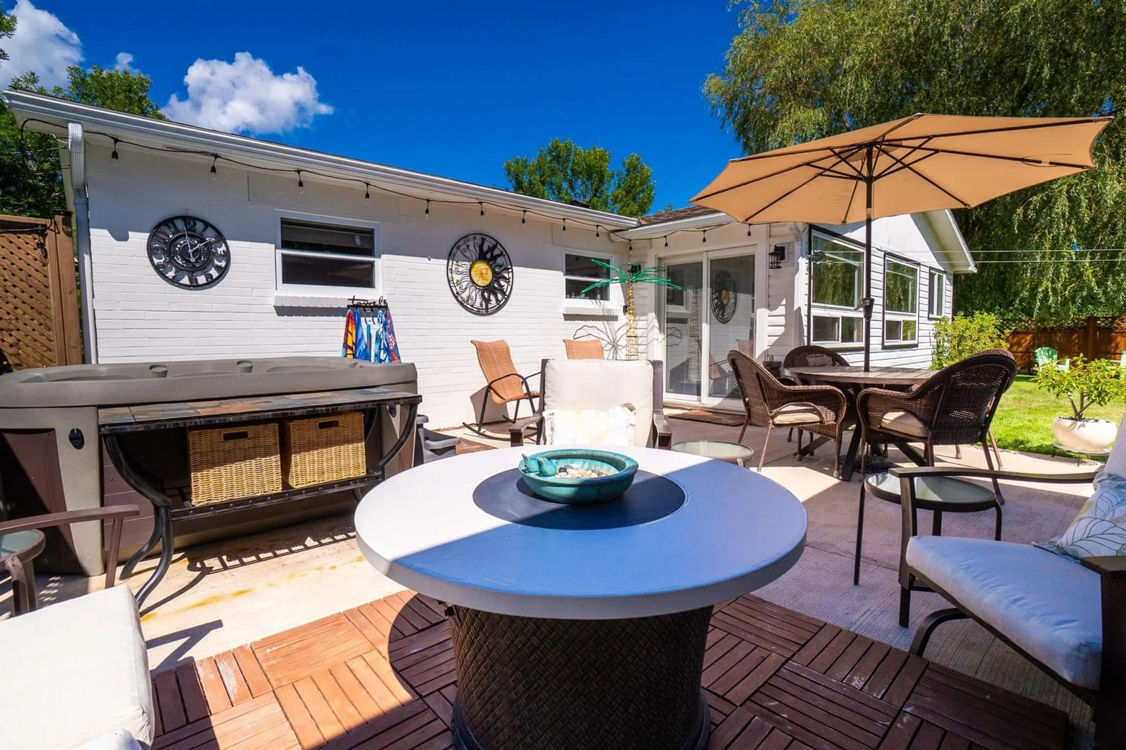 Patio, street for 35 Pleasant St, Wolfville Nova Scotia B4P 1M6