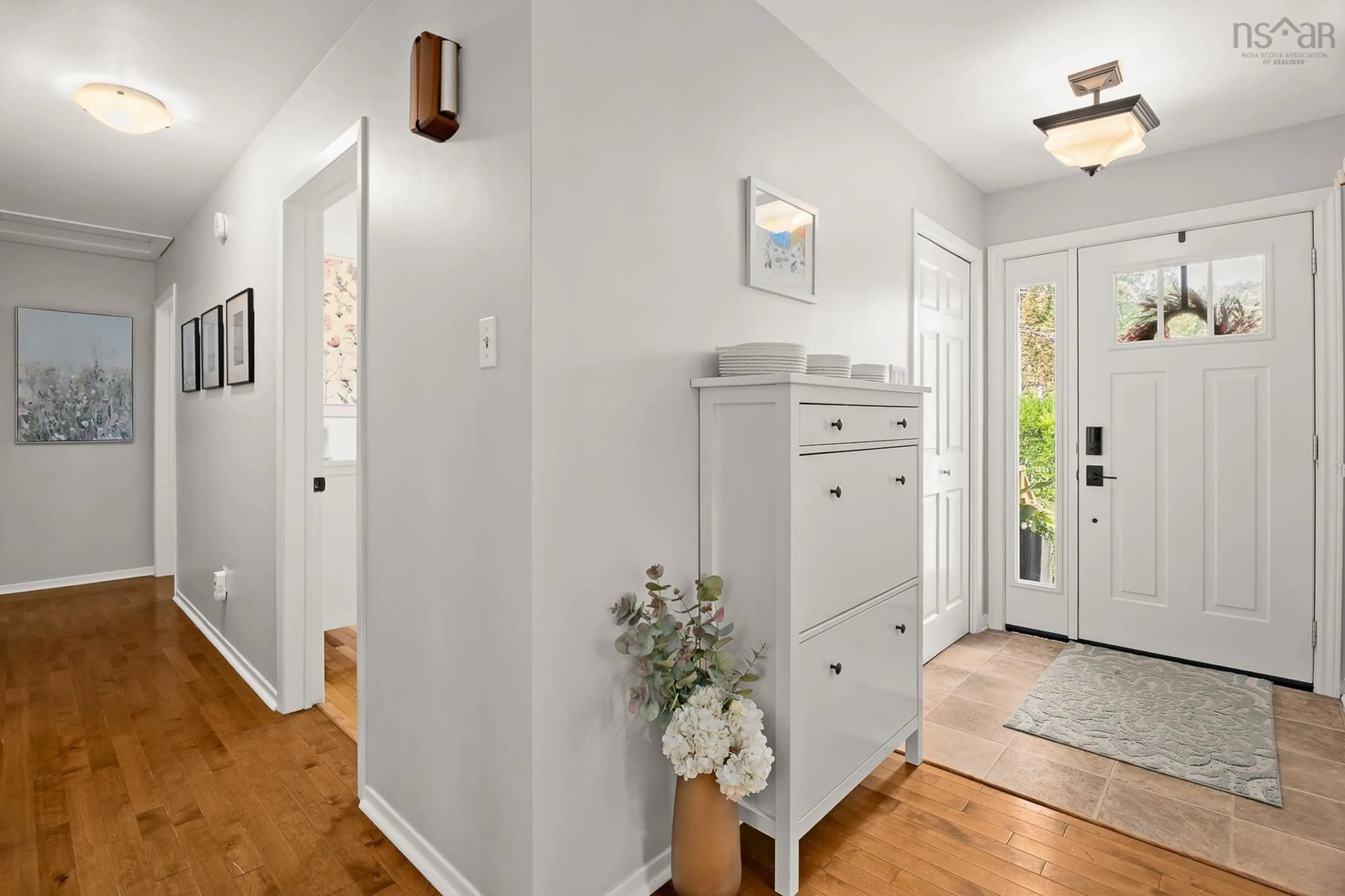 Indoor entryway for 17 Glenora Ave, Halifax Nova Scotia B4B 0M3